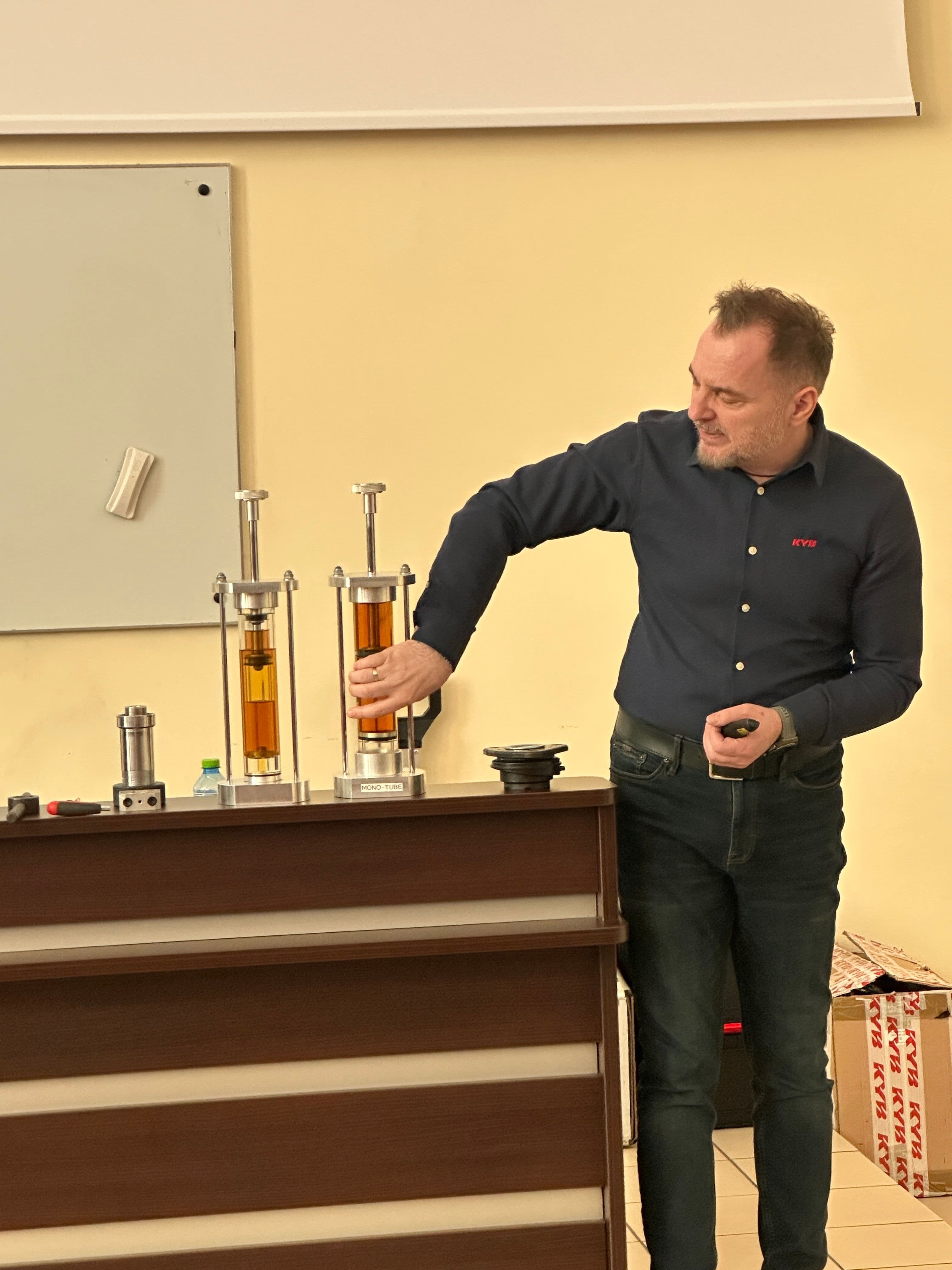 Zdjęcie galerii do artykułu Nowoczesne technologie w służbie bezpieczeństwa - Za nami eksperckie szkolenie z KYB Europe