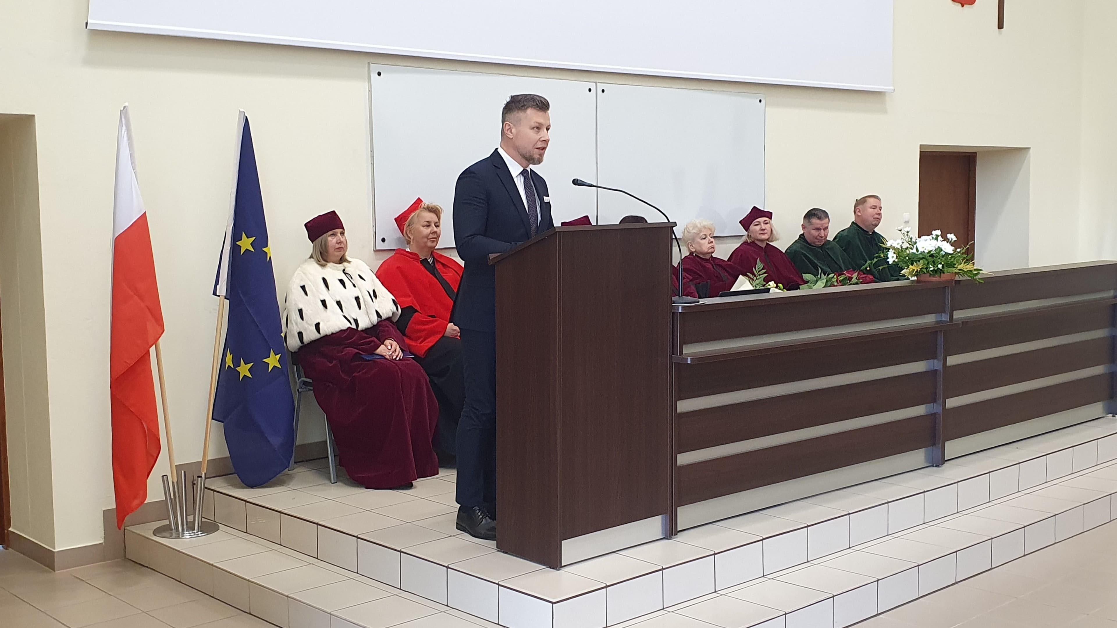 Zdjęcie galerii do artykułu Ćwierć wieku tradycji i rozwoju – 25. Jubileuszowa Inauguracja Roku Akademickiego w Podkarpackiej Szkole Wyższej w Jaśle