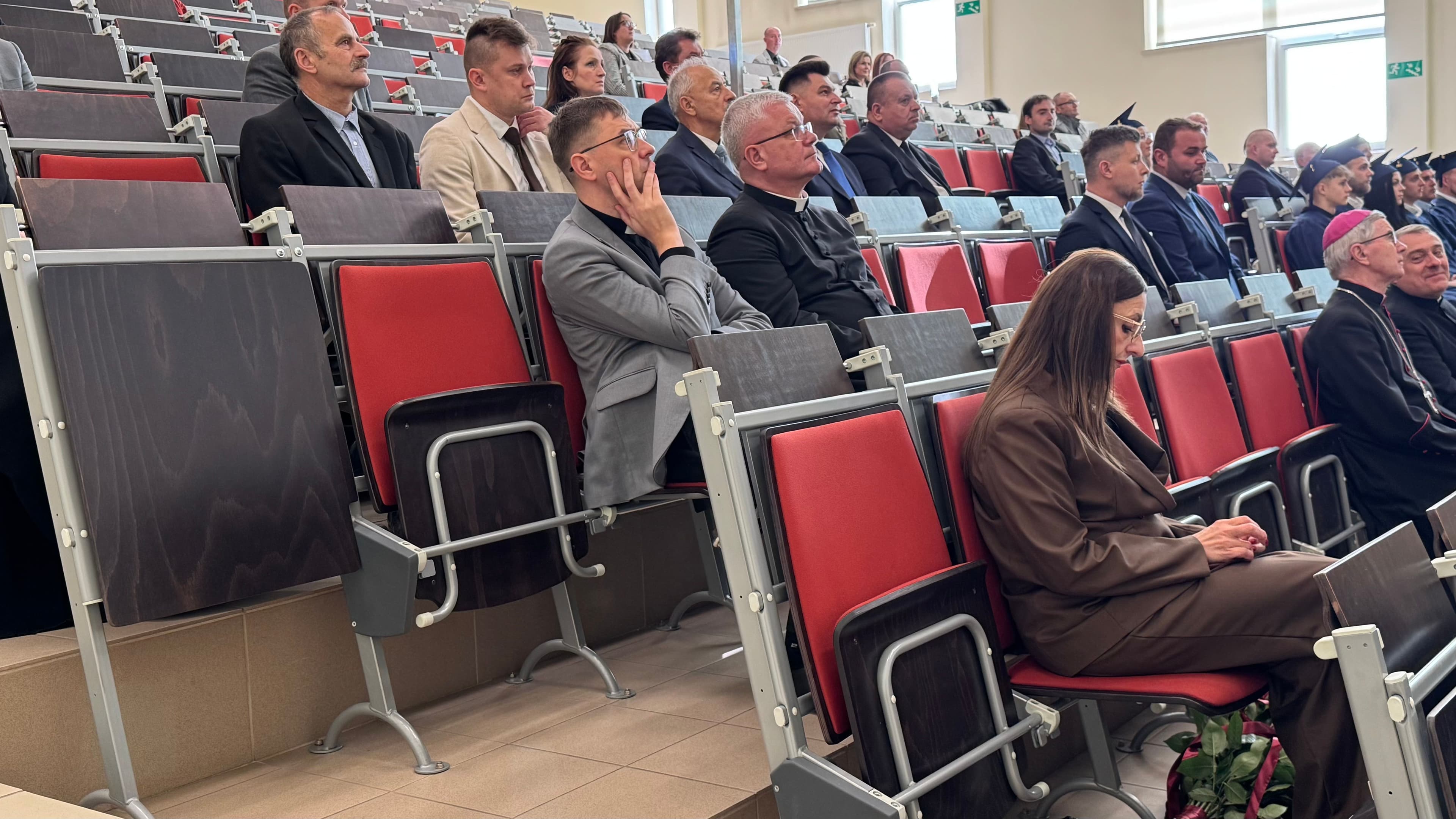 Zdjęcie galerii do artykułu Ćwierć wieku tradycji i rozwoju – 25. Jubileuszowa Inauguracja Roku Akademickiego w Podkarpackiej Szkole Wyższej w Jaśle