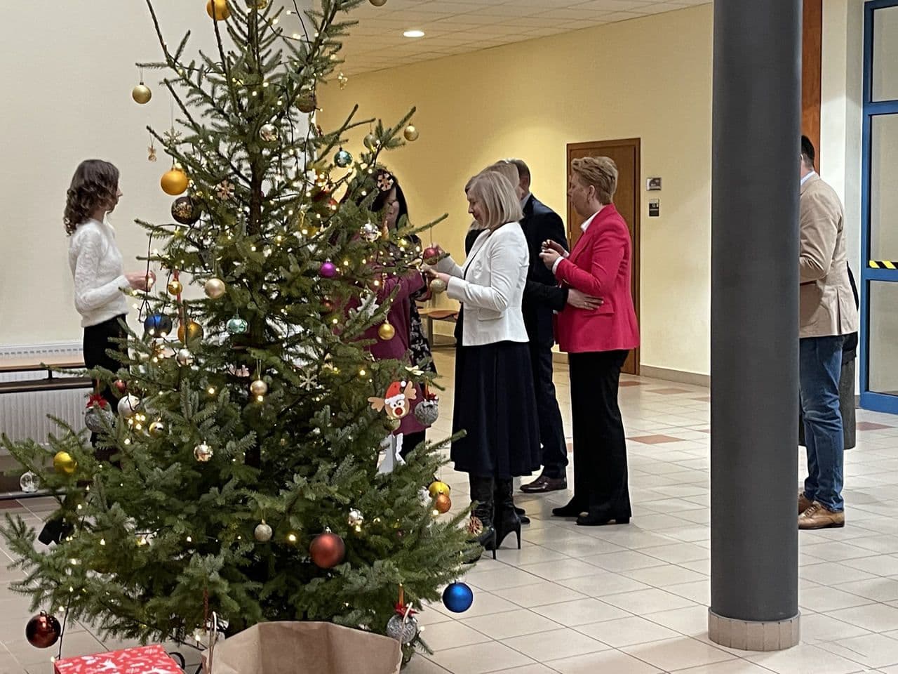 Zdjęcie galerii do artykułu To już tradycja… Wspólne ubieranie choinki i podsumowanie „Szlachetnej Paczki”