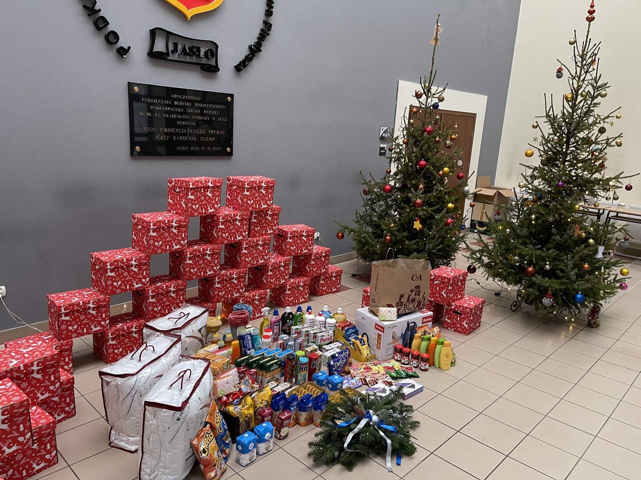 Zdjęcie galerii do artykułu To już tradycja… Wspólne ubieranie choinki i podsumowanie „Szlachetnej Paczki”