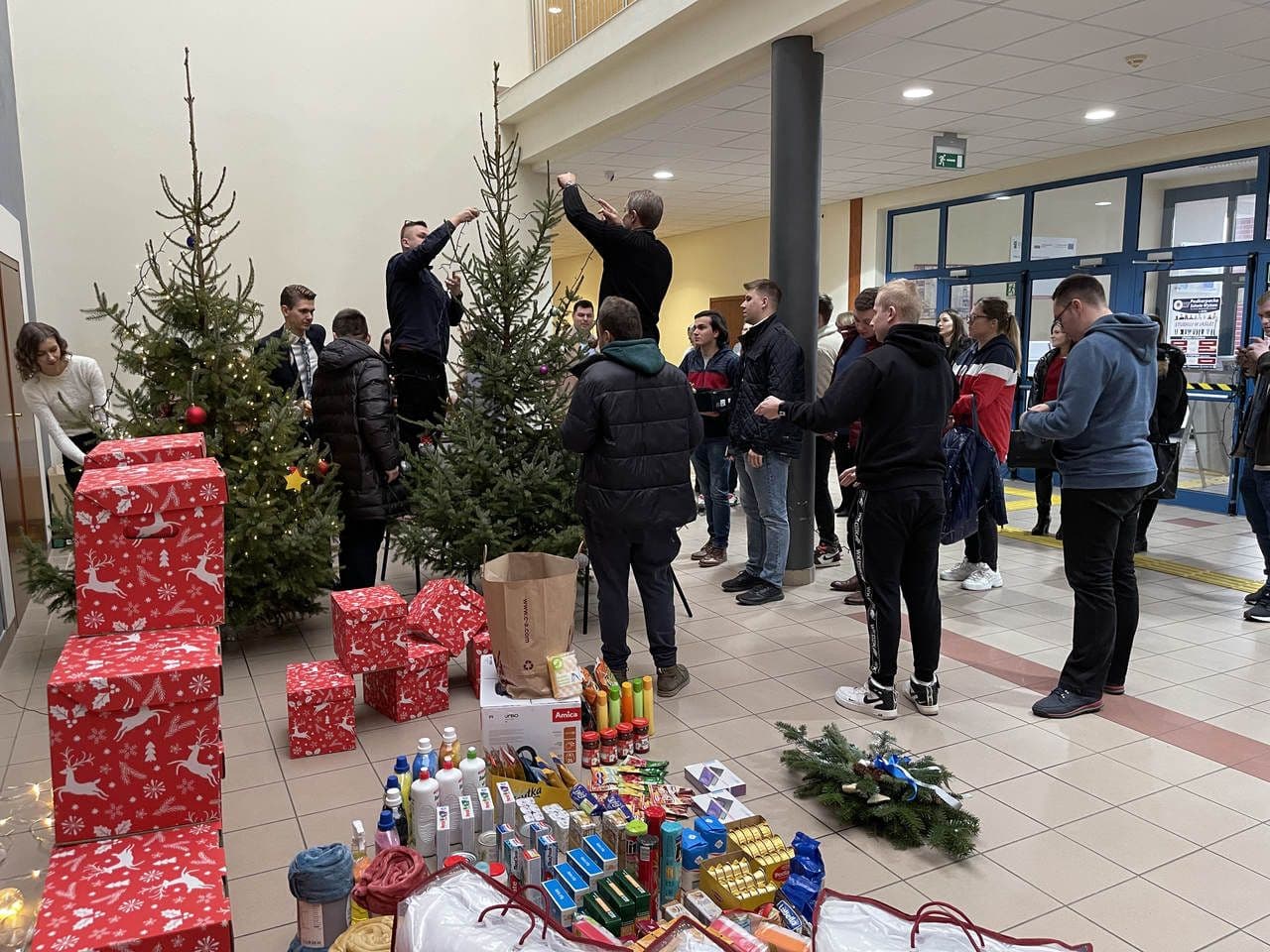 Zdjęcie galerii do artykułu To już tradycja… Wspólne ubieranie choinki i podsumowanie „Szlachetnej Paczki”