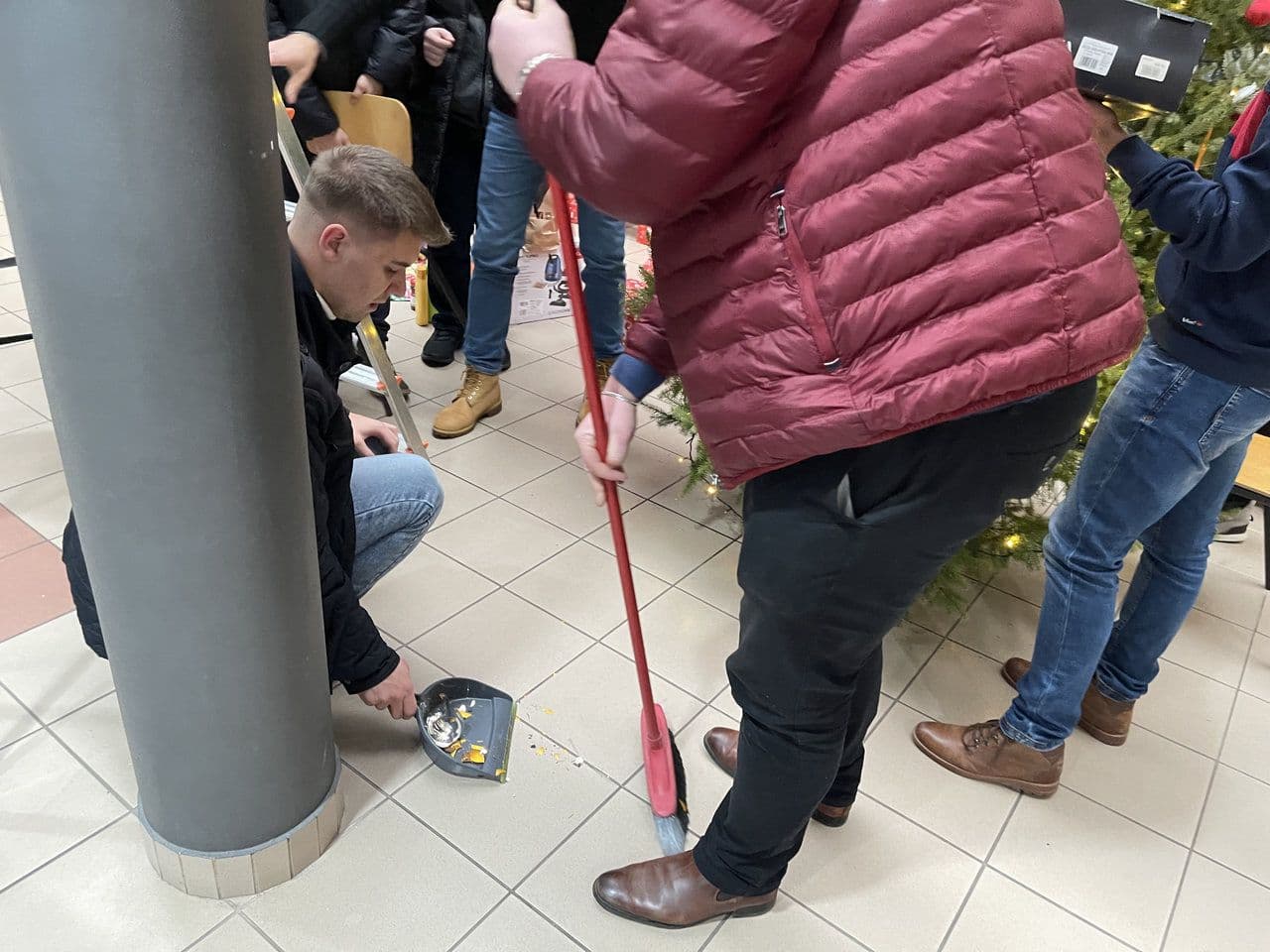 Zdjęcie galerii do artykułu To już tradycja… Wspólne ubieranie choinki i podsumowanie „Szlachetnej Paczki”