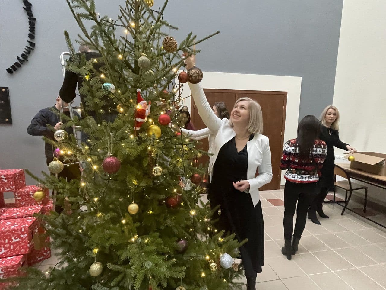 Zdjęcie galerii do artykułu To już tradycja… Wspólne ubieranie choinki i podsumowanie „Szlachetnej Paczki”