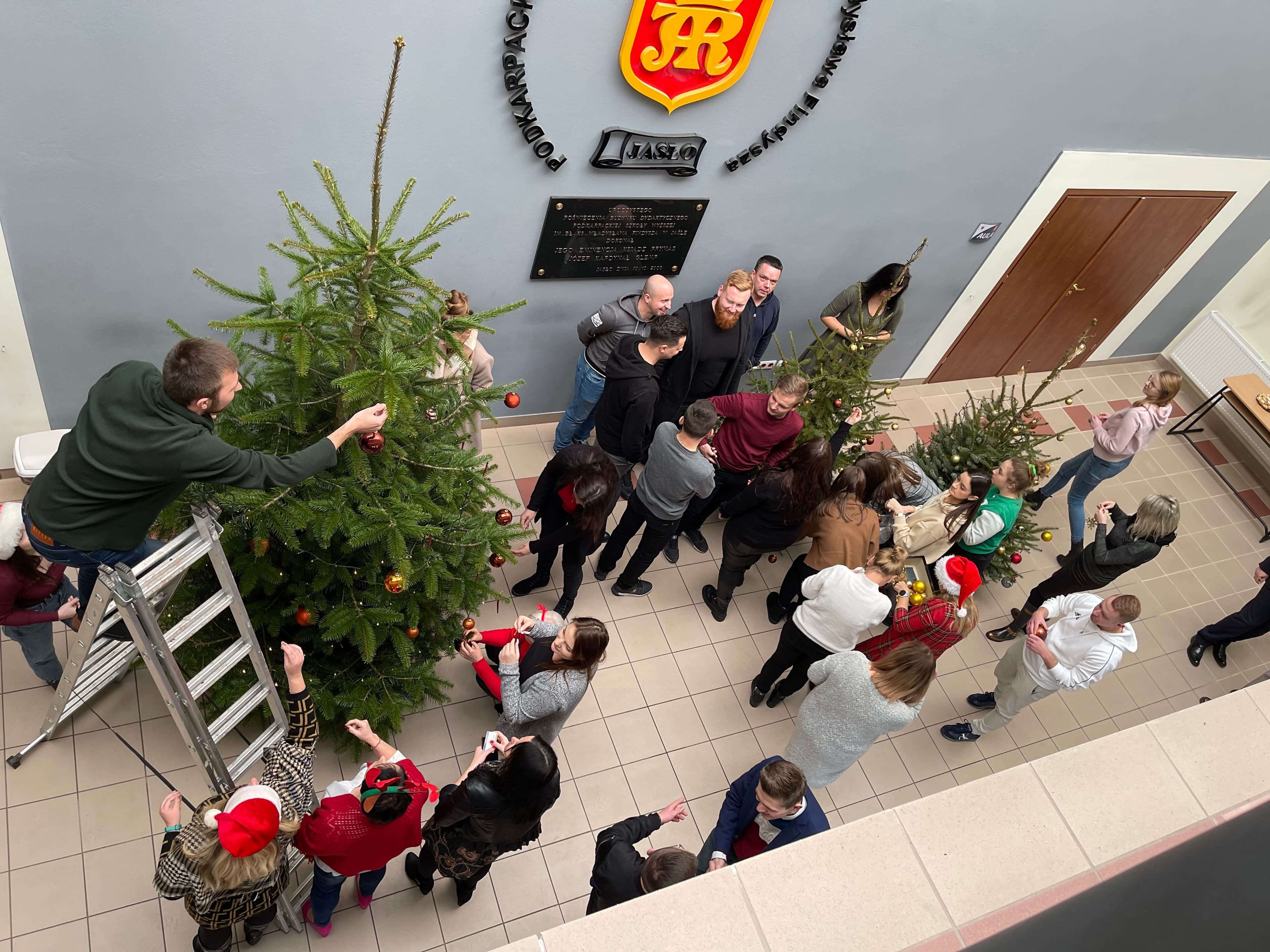 Zdjęcie galerii do artykułu Podsumowanie akcji „Wspólnego ubierania choinki – PSW Jasło”