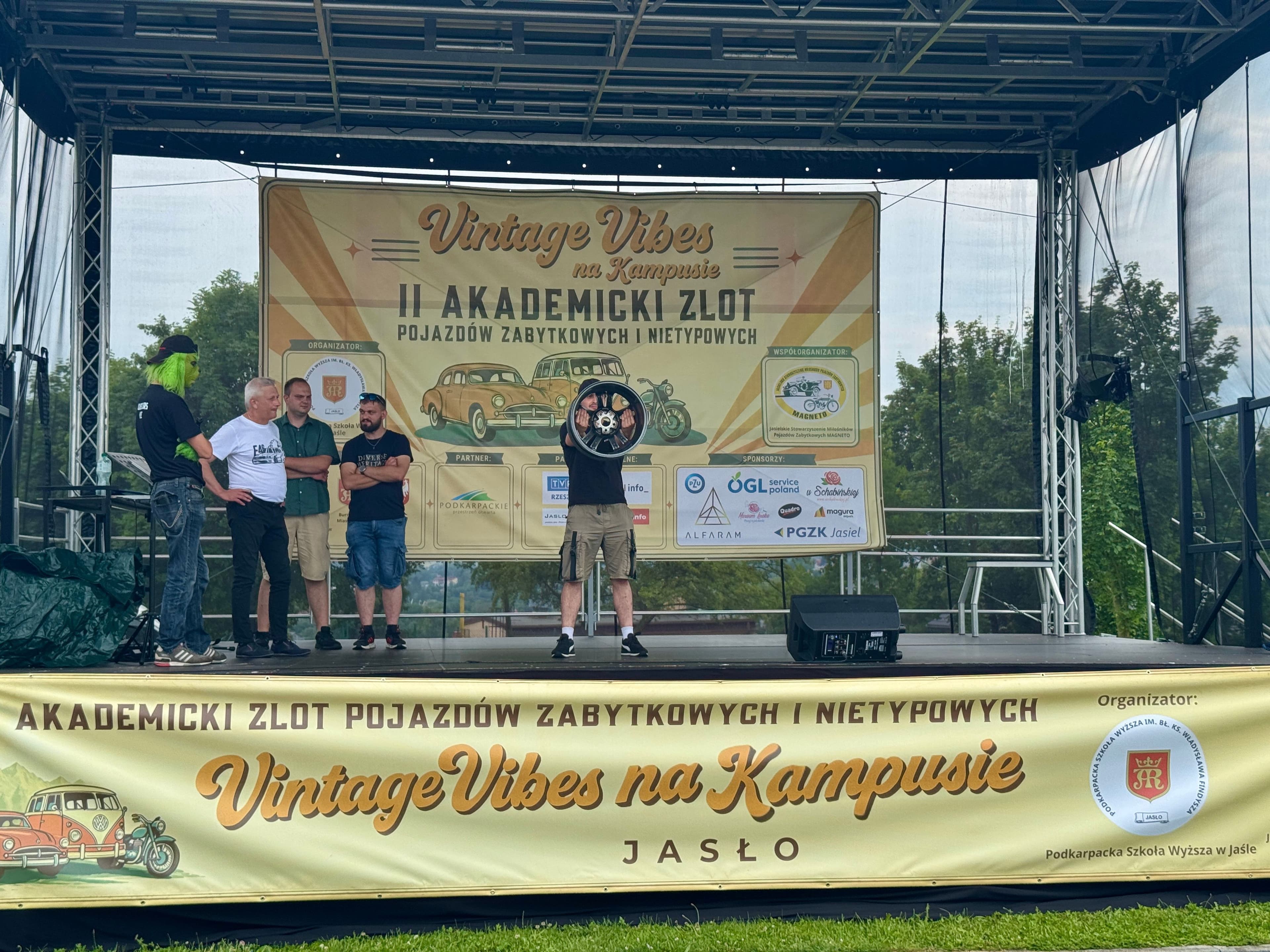 Zdjęcie galerii do artykułu II Akademicki Zlot Pojazdów Zabytkowych i Nietypowych „Vintage Vibes na Kampusie” za nami. Rekordowa frekwencja na kampusie PSW.