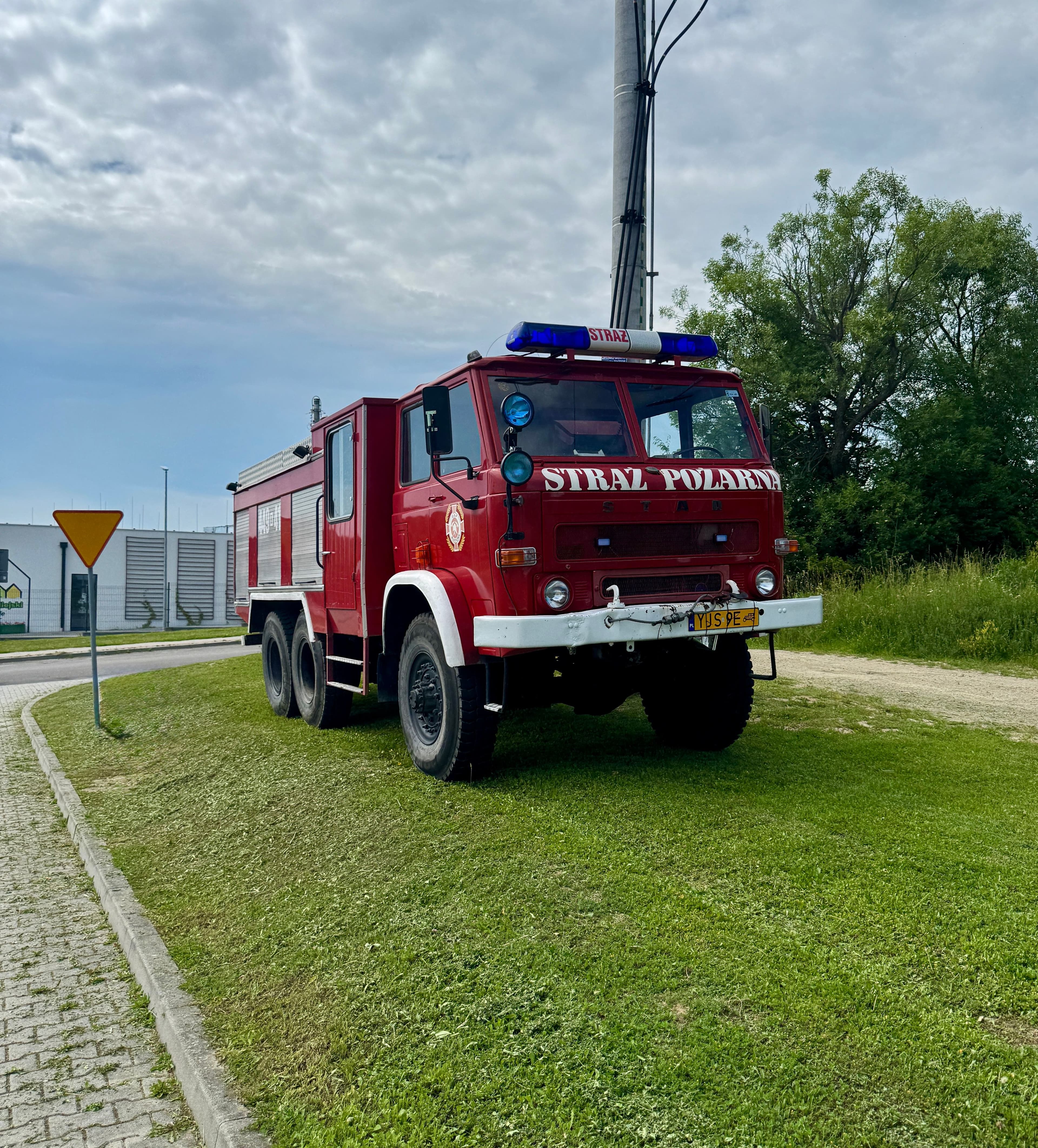 Zdjęcie galerii do artykułu II Akademicki Zlot Pojazdów Zabytkowych i Nietypowych „Vintage Vibes na Kampusie” za nami. Rekordowa frekwencja na kampusie PSW.