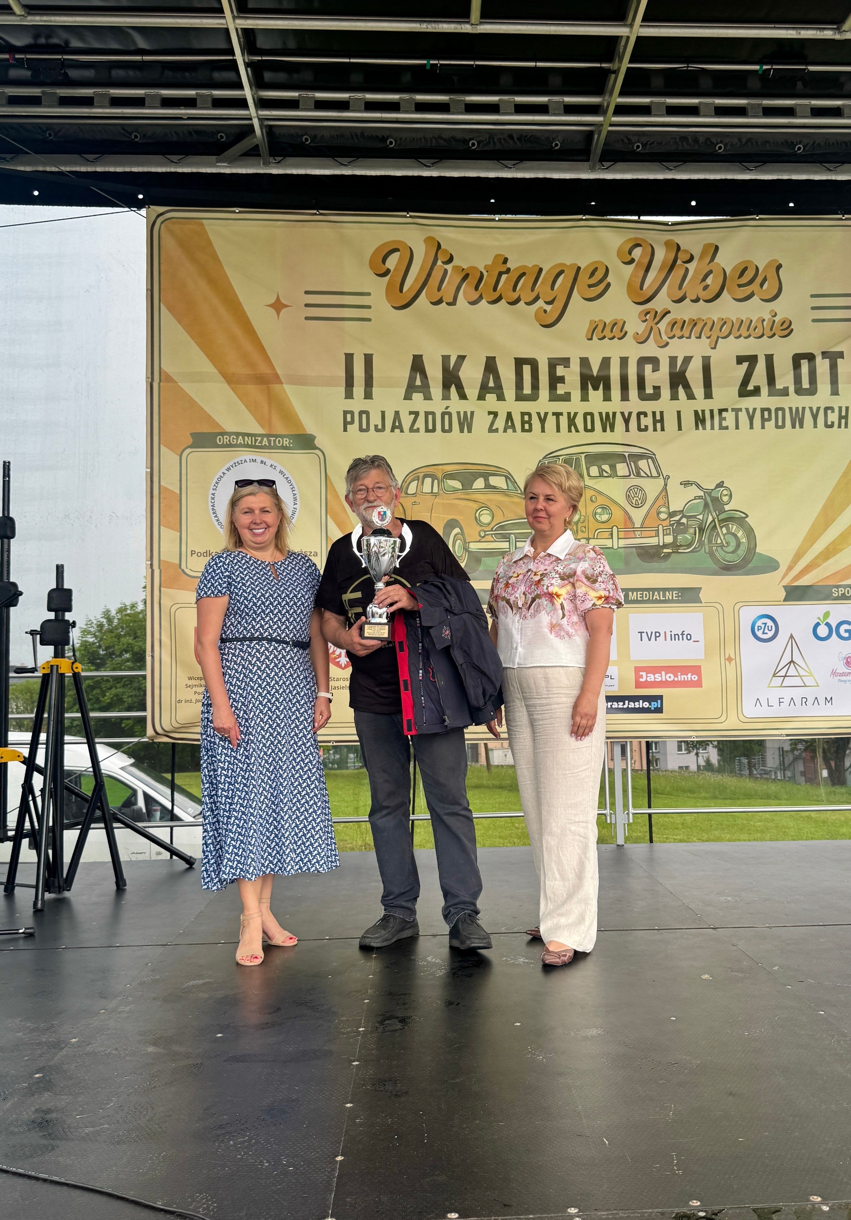 Zdjęcie galerii do artykułu II Akademicki Zlot Pojazdów Zabytkowych i Nietypowych „Vintage Vibes na Kampusie” za nami. Rekordowa frekwencja na kampusie PSW.