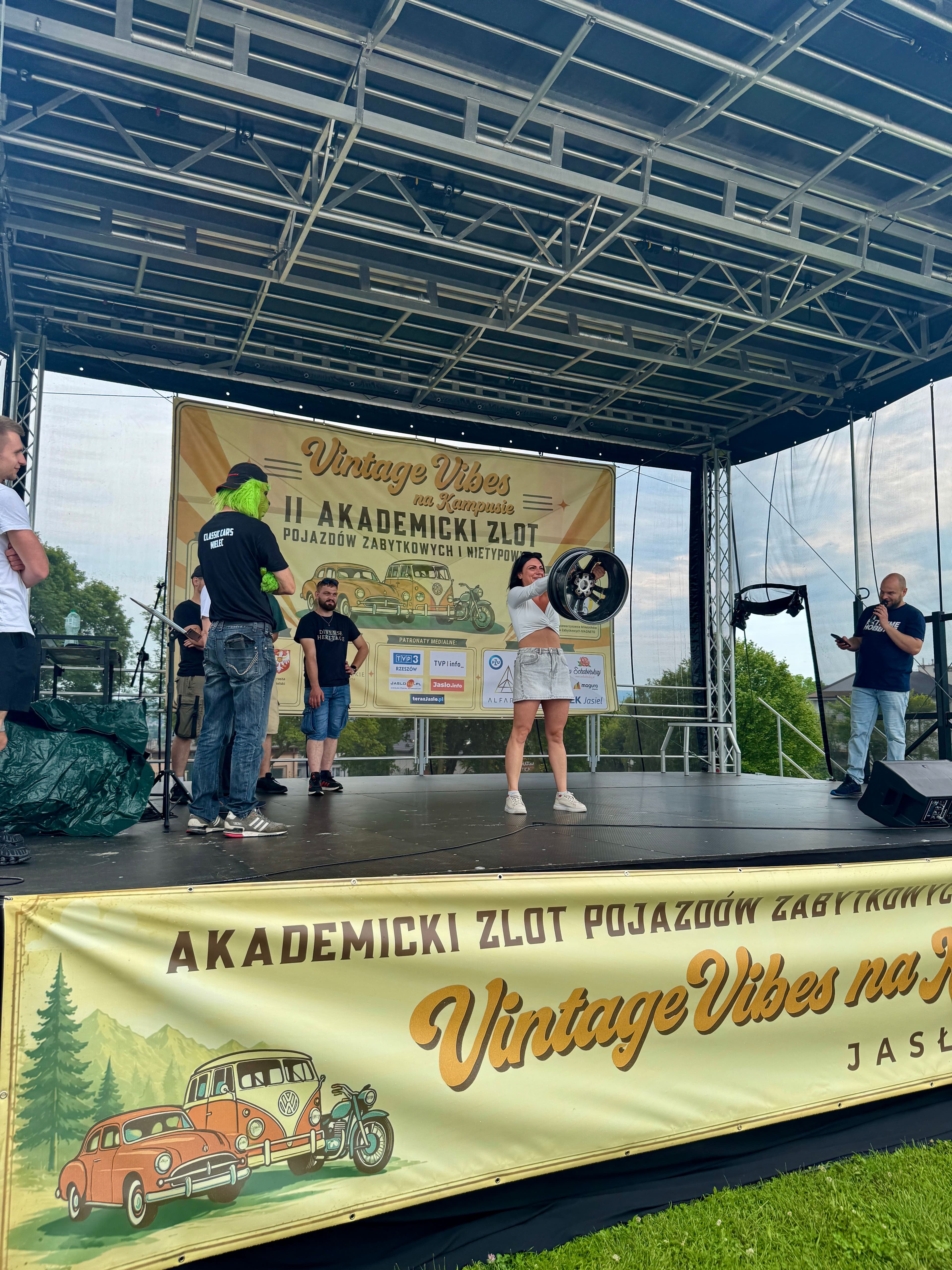 Zdjęcie galerii do artykułu II Akademicki Zlot Pojazdów Zabytkowych i Nietypowych „Vintage Vibes na Kampusie” za nami. Rekordowa frekwencja na kampusie PSW.