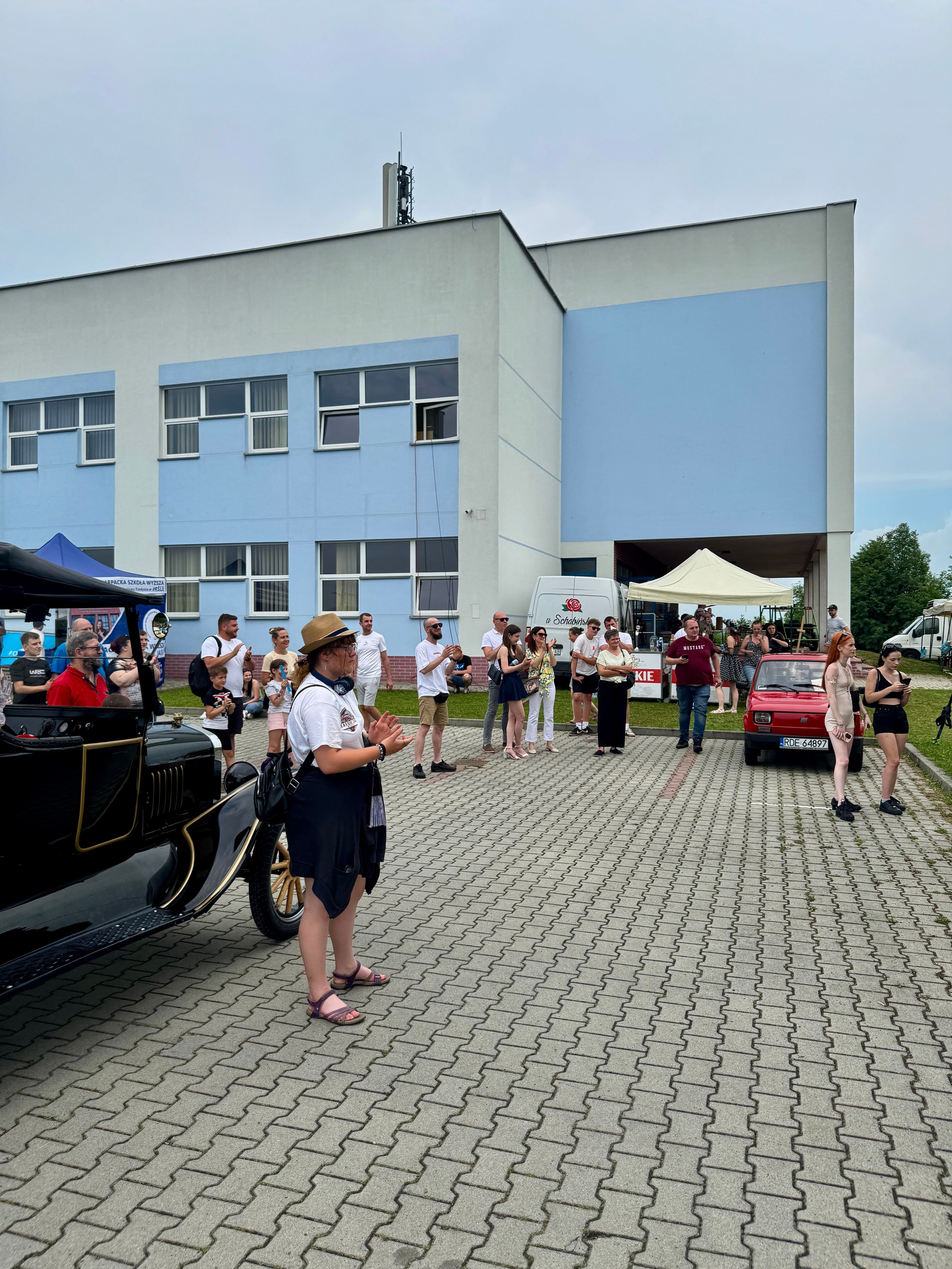 Zdjęcie galerii do artykułu II Akademicki Zlot Pojazdów Zabytkowych i Nietypowych „Vintage Vibes na Kampusie” za nami. Rekordowa frekwencja na kampusie PSW.