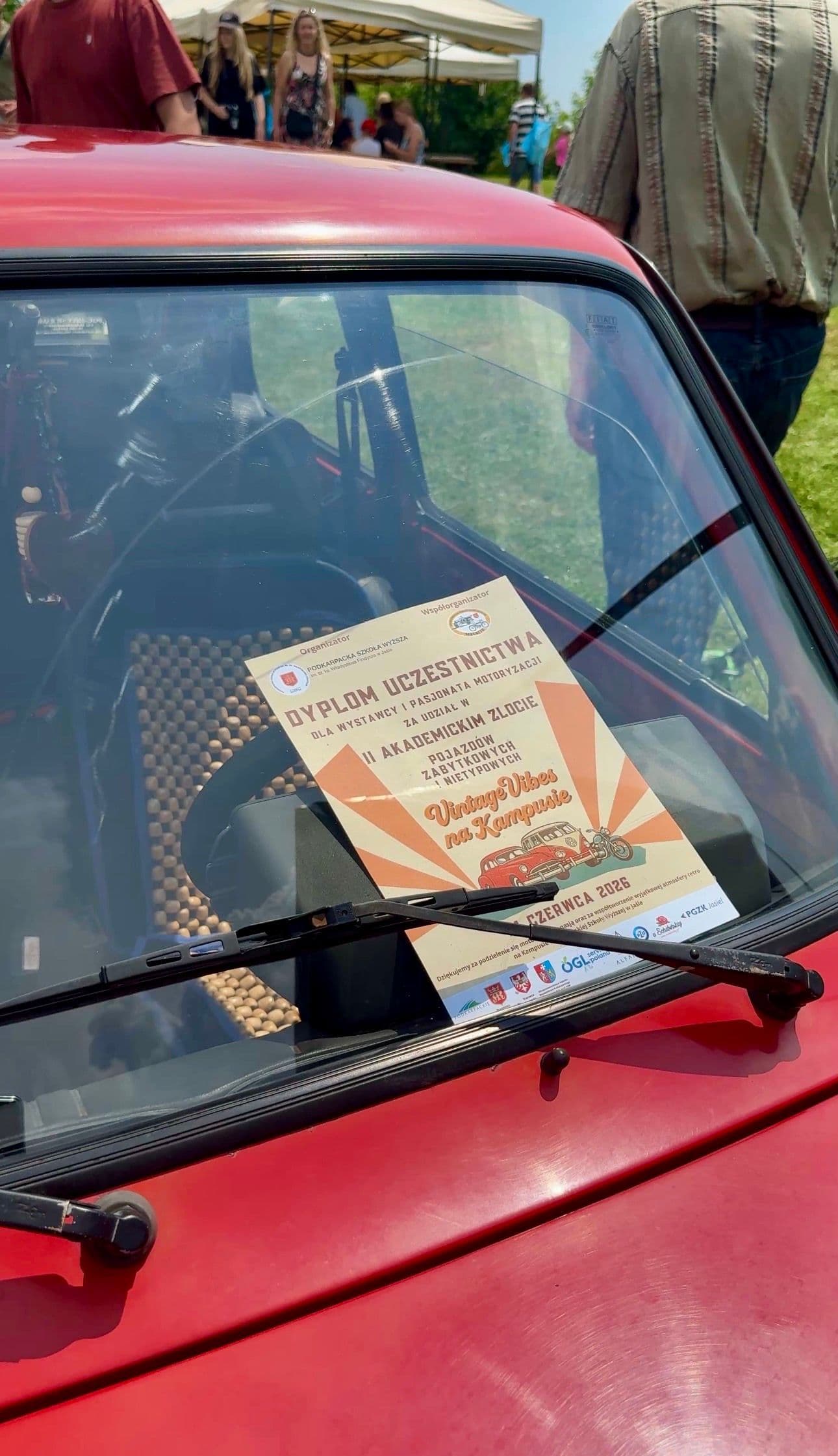 Zdjęcie galerii do artykułu II Akademicki Zlot Pojazdów Zabytkowych i Nietypowych „Vintage Vibes na Kampusie” za nami. Rekordowa frekwencja na kampusie PSW.