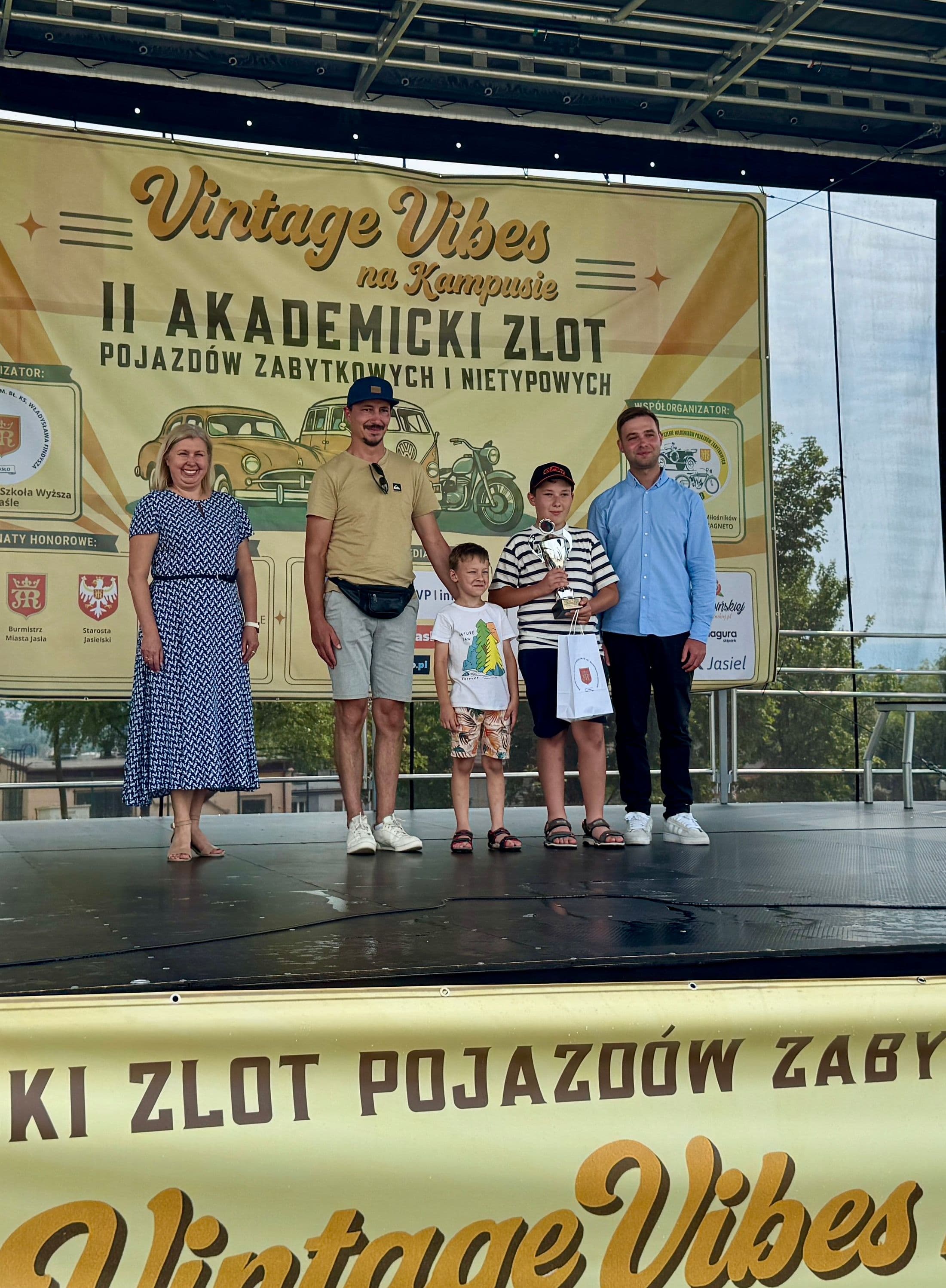 Zdjęcie galerii do artykułu II Akademicki Zlot Pojazdów Zabytkowych i Nietypowych „Vintage Vibes na Kampusie” za nami. Rekordowa frekwencja na kampusie PSW.