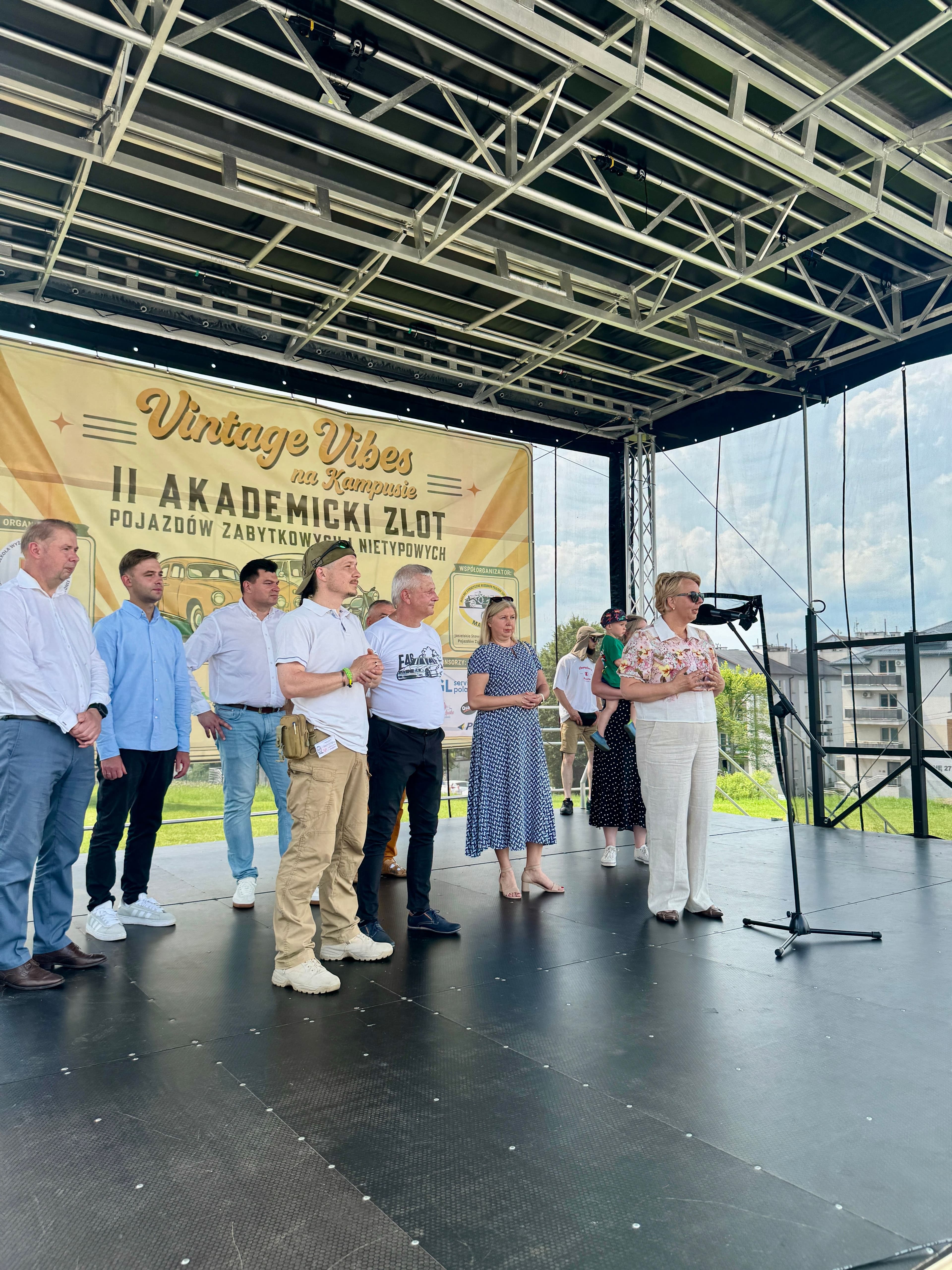 Zdjęcie galerii do artykułu II Akademicki Zlot Pojazdów Zabytkowych i Nietypowych „Vintage Vibes na Kampusie” za nami. Rekordowa frekwencja na kampusie PSW.