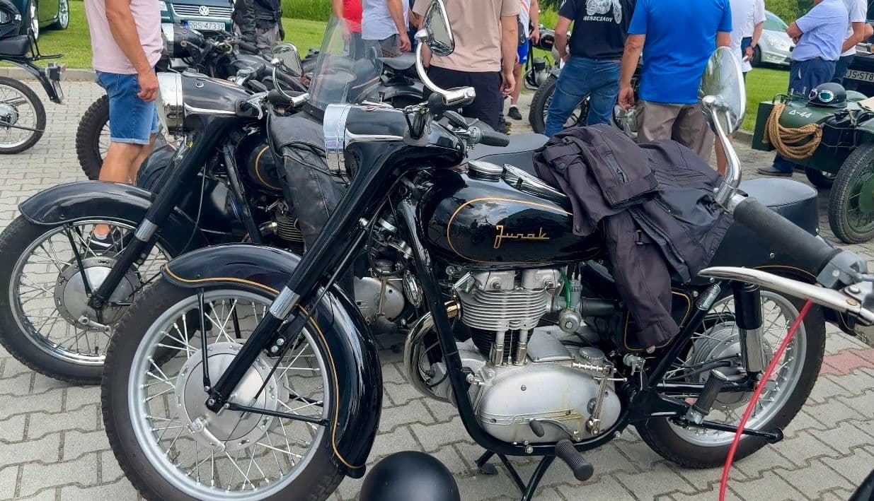 Zdjęcie galerii do artykułu II Akademicki Zlot Pojazdów Zabytkowych i Nietypowych „Vintage Vibes na Kampusie” za nami. Rekordowa frekwencja na kampusie PSW.