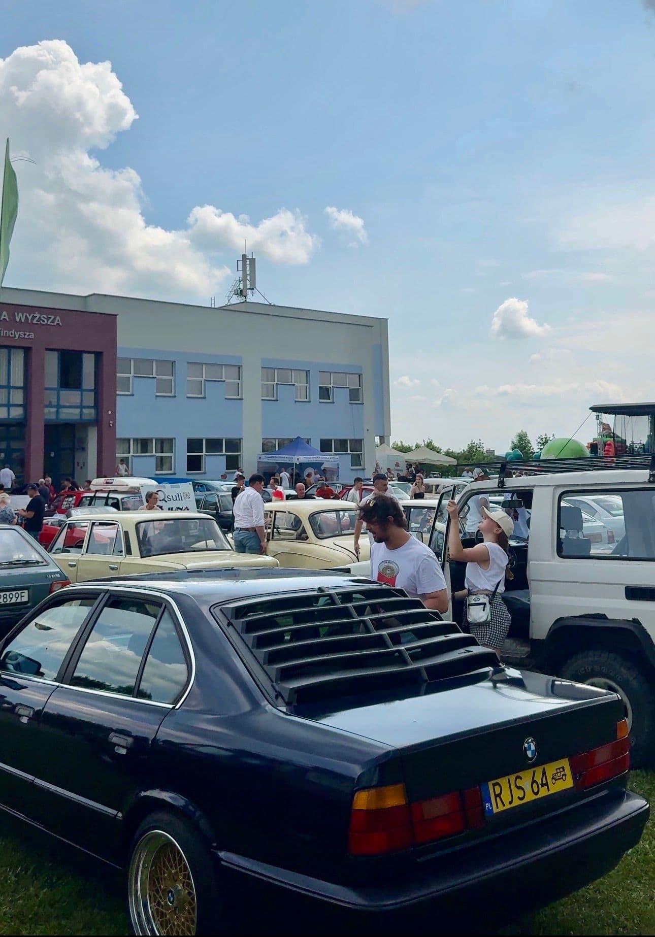 Zdjęcie galerii do artykułu II Akademicki Zlot Pojazdów Zabytkowych i Nietypowych „Vintage Vibes na Kampusie” za nami. Rekordowa frekwencja na kampusie PSW.