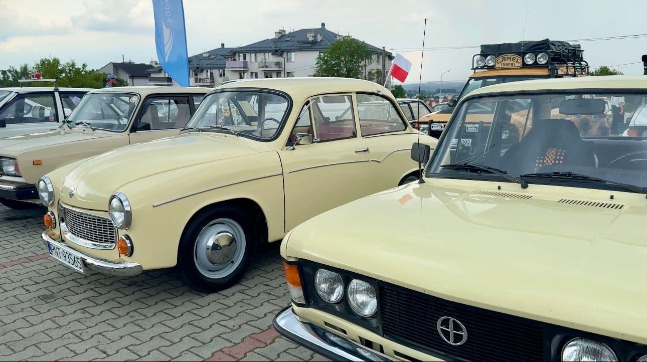 Zdjęcie galerii do artykułu II Akademicki Zlot Pojazdów Zabytkowych i Nietypowych „Vintage Vibes na Kampusie” za nami. Rekordowa frekwencja na kampusie PSW.
