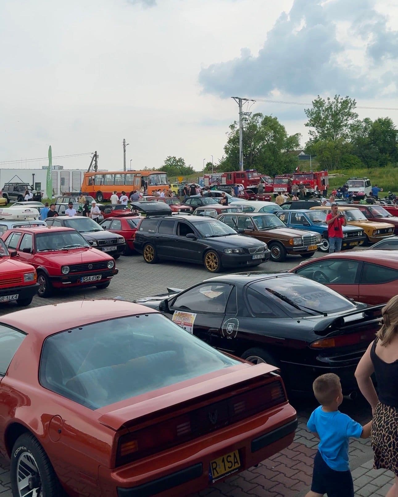 Zdjęcie galerii do artykułu II Akademicki Zlot Pojazdów Zabytkowych i Nietypowych „Vintage Vibes na Kampusie” za nami. Rekordowa frekwencja na kampusie PSW.