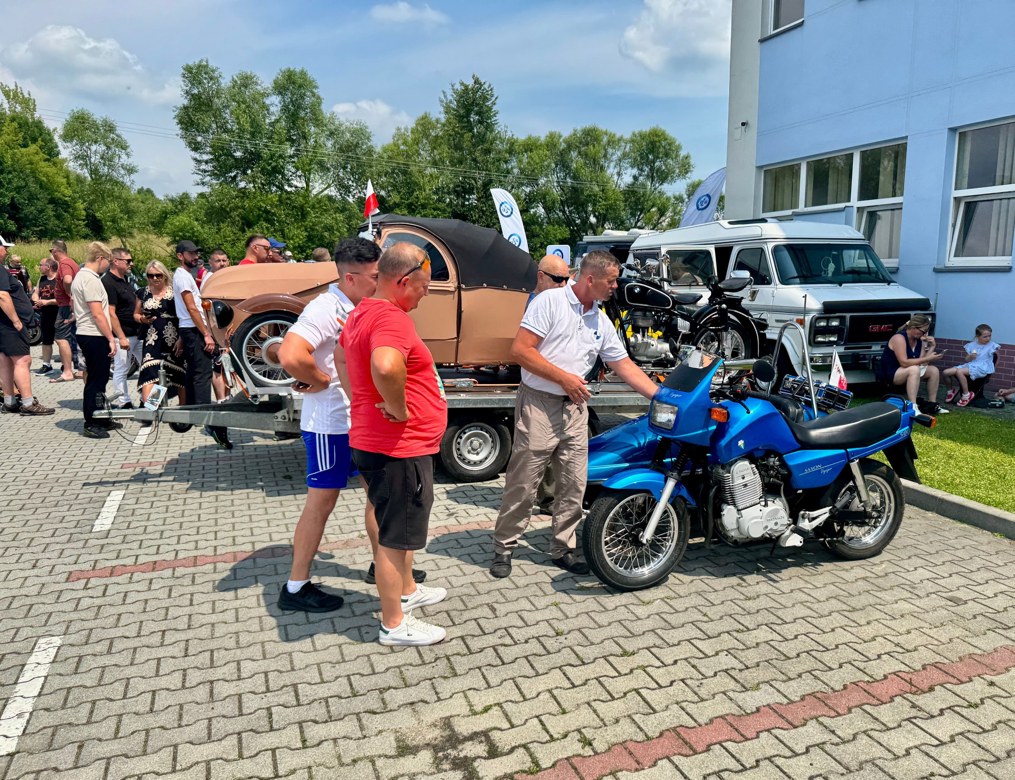 Zdjęcie galerii do artykułu II Akademicki Zlot Pojazdów Zabytkowych i Nietypowych „Vintage Vibes na Kampusie” za nami. Rekordowa frekwencja na kampusie PSW.
