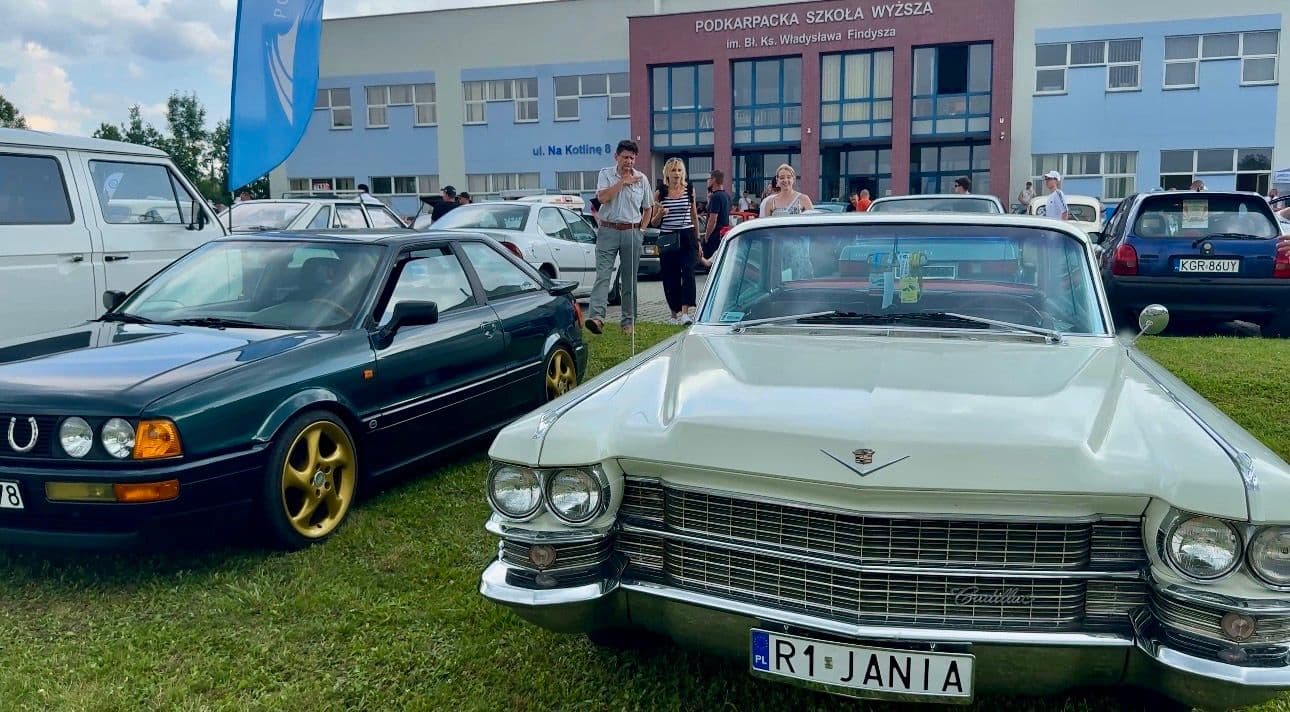 Zdjęcie galerii do artykułu II Akademicki Zlot Pojazdów Zabytkowych i Nietypowych „Vintage Vibes na Kampusie” za nami. Rekordowa frekwencja na kampusie PSW.