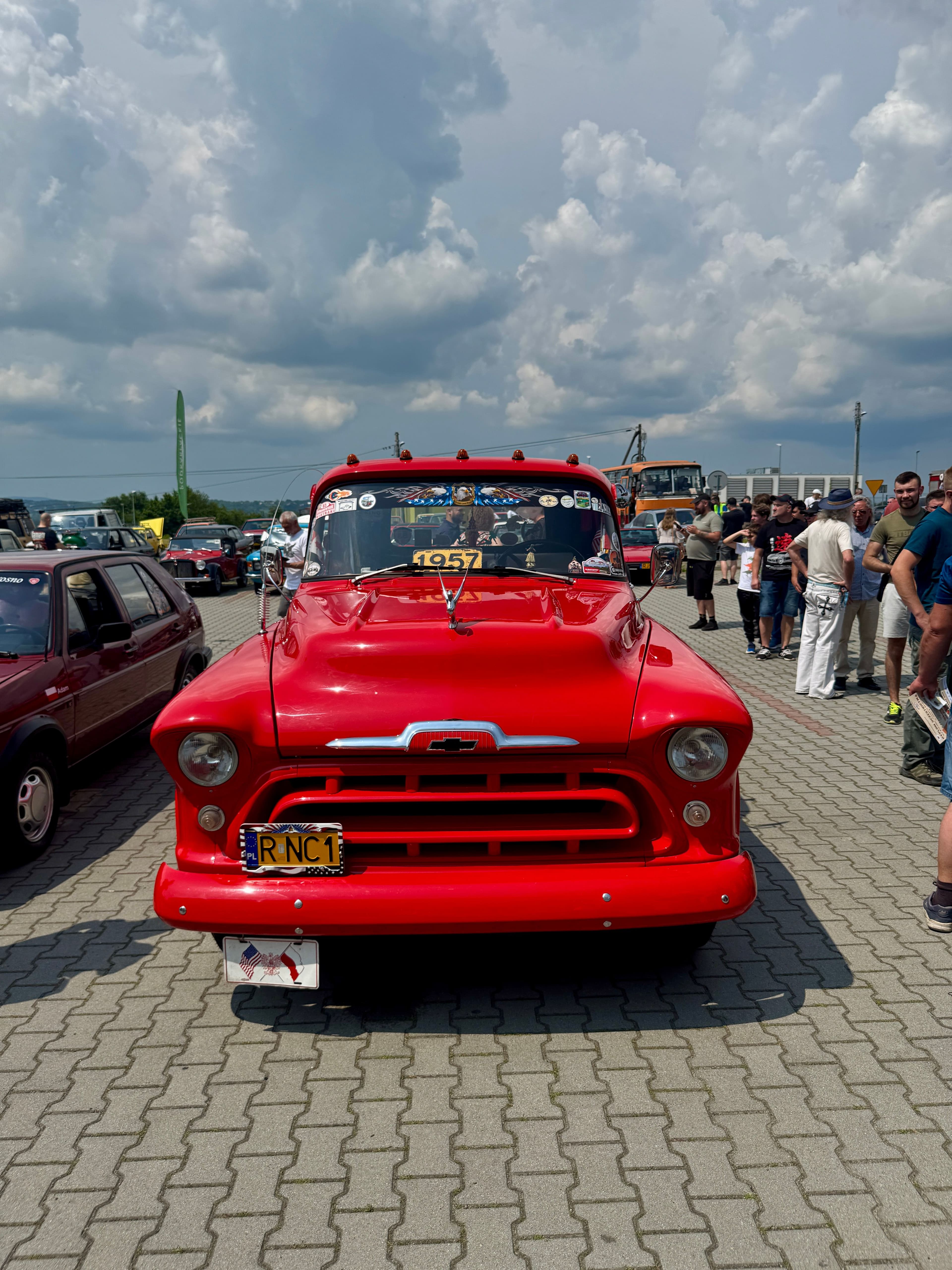Zdjęcie galerii do artykułu II Akademicki Zlot Pojazdów Zabytkowych i Nietypowych „Vintage Vibes na Kampusie” za nami. Rekordowa frekwencja na kampusie PSW.