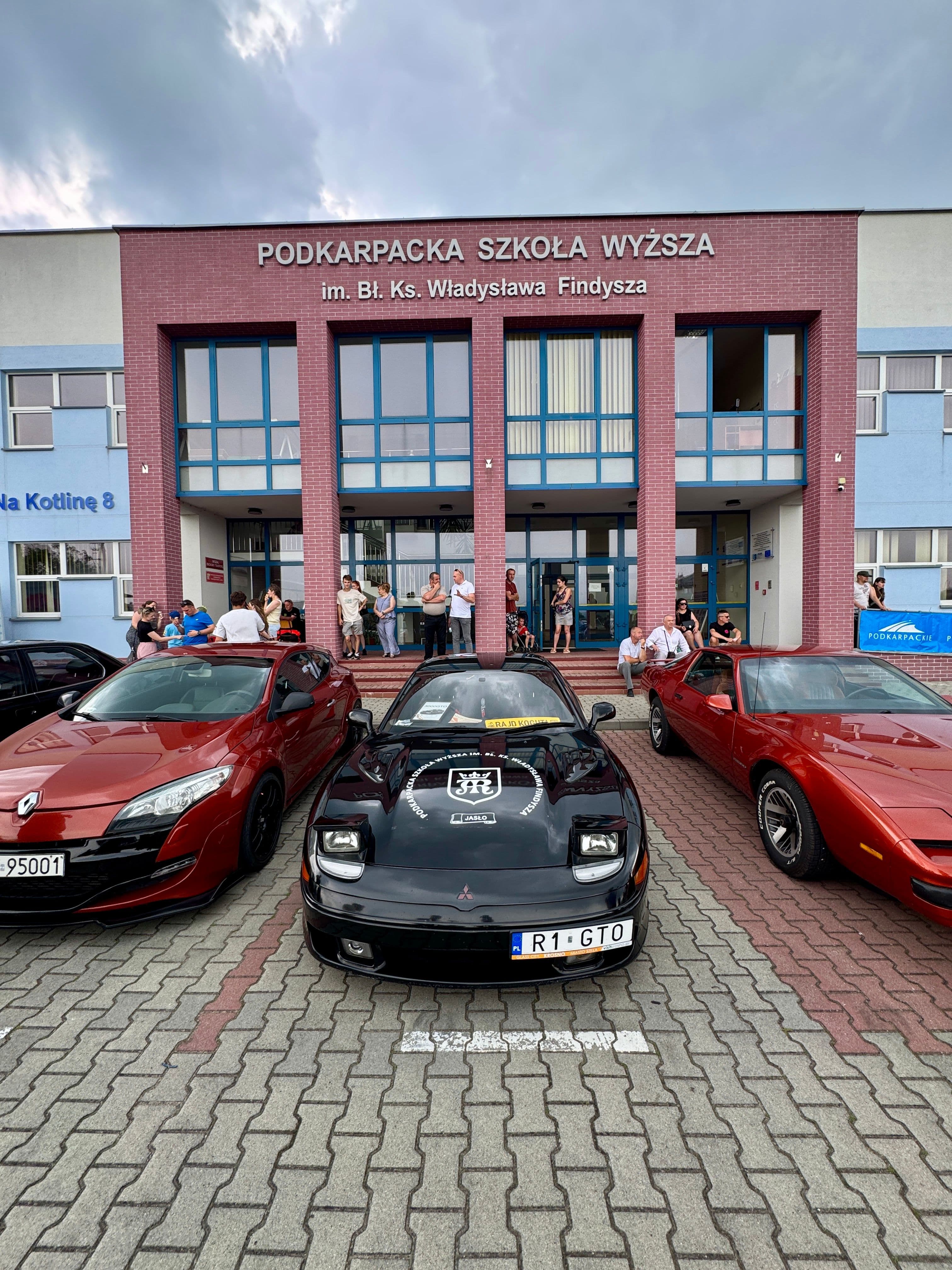 Zdjęcie galerii do artykułu II Akademicki Zlot Pojazdów Zabytkowych i Nietypowych „Vintage Vibes na Kampusie” za nami. Rekordowa frekwencja na kampusie PSW.