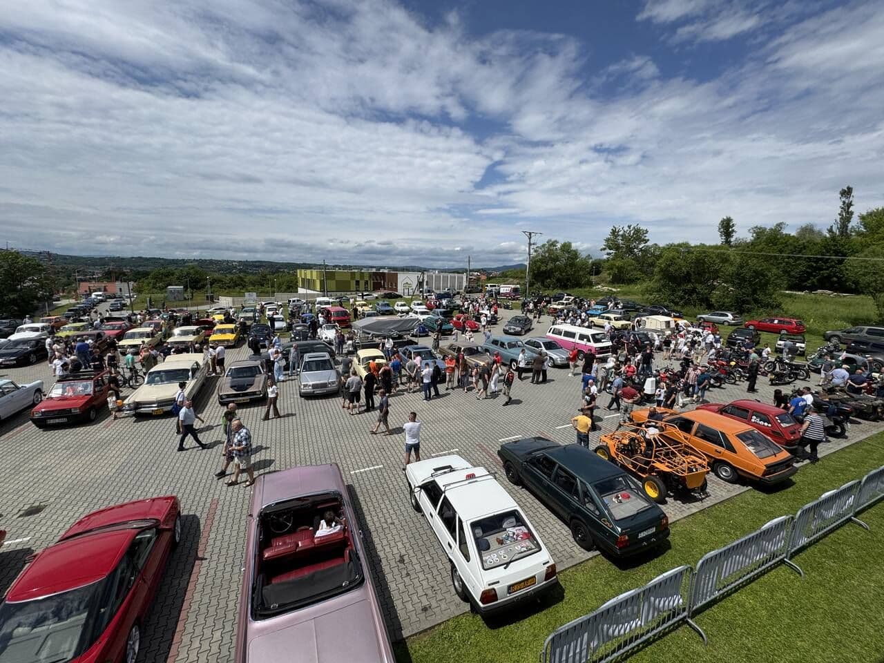 Zdjęcie galerii do artykułu Akademicki Zlot Pojazdów Zabytkowych i Nietypowych „Vintage Vibes” – dzień pełen pasji, stylu i edukacji
