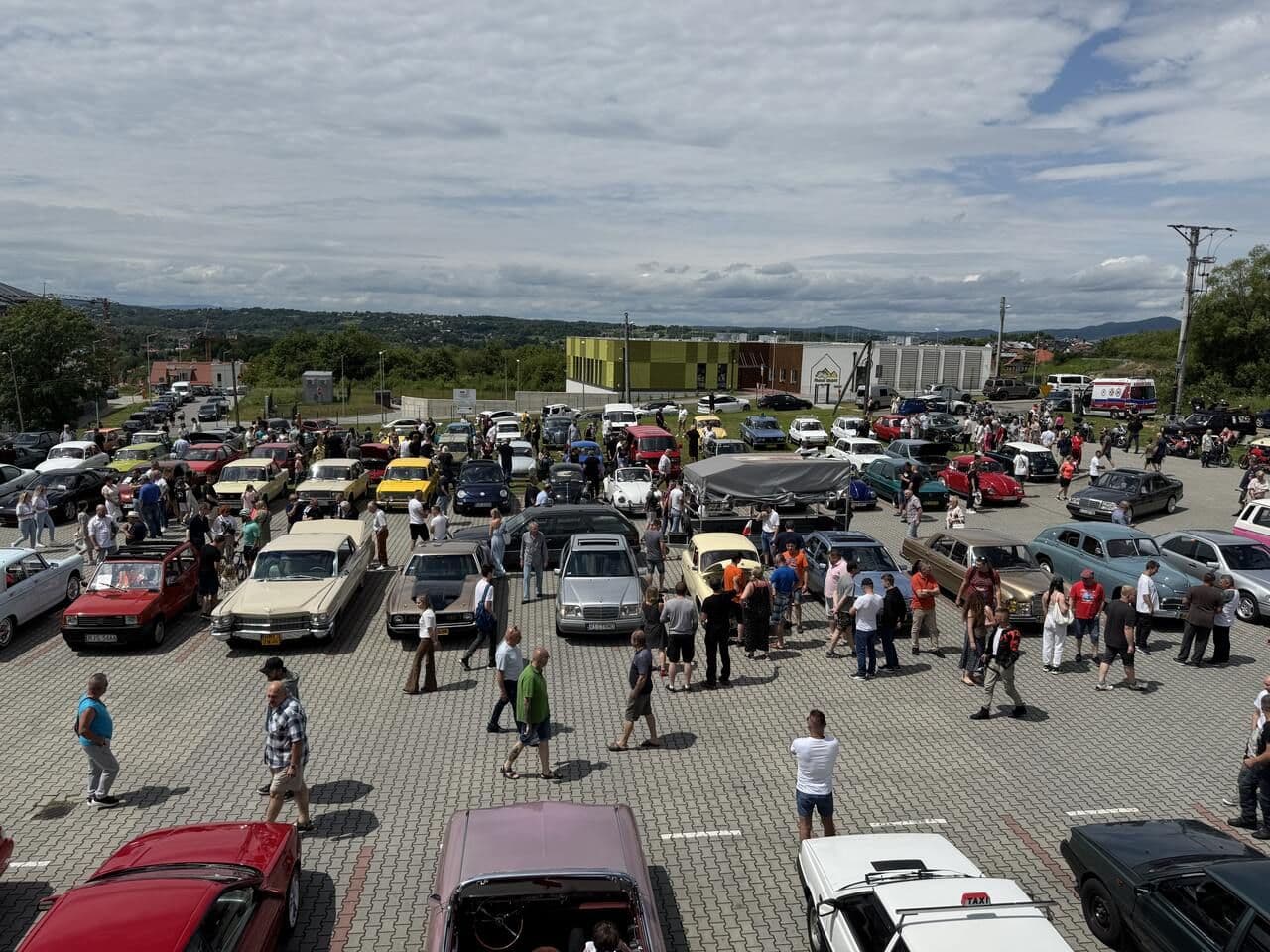 Zdjęcie galerii do artykułu Akademicki Zlot Pojazdów Zabytkowych i Nietypowych „Vintage Vibes” – dzień pełen pasji, stylu i edukacji