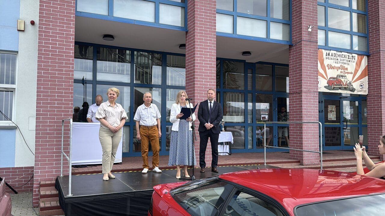 Zdjęcie galerii do artykułu Akademicki Zlot Pojazdów Zabytkowych i Nietypowych „Vintage Vibes” – dzień pełen pasji, stylu i edukacji