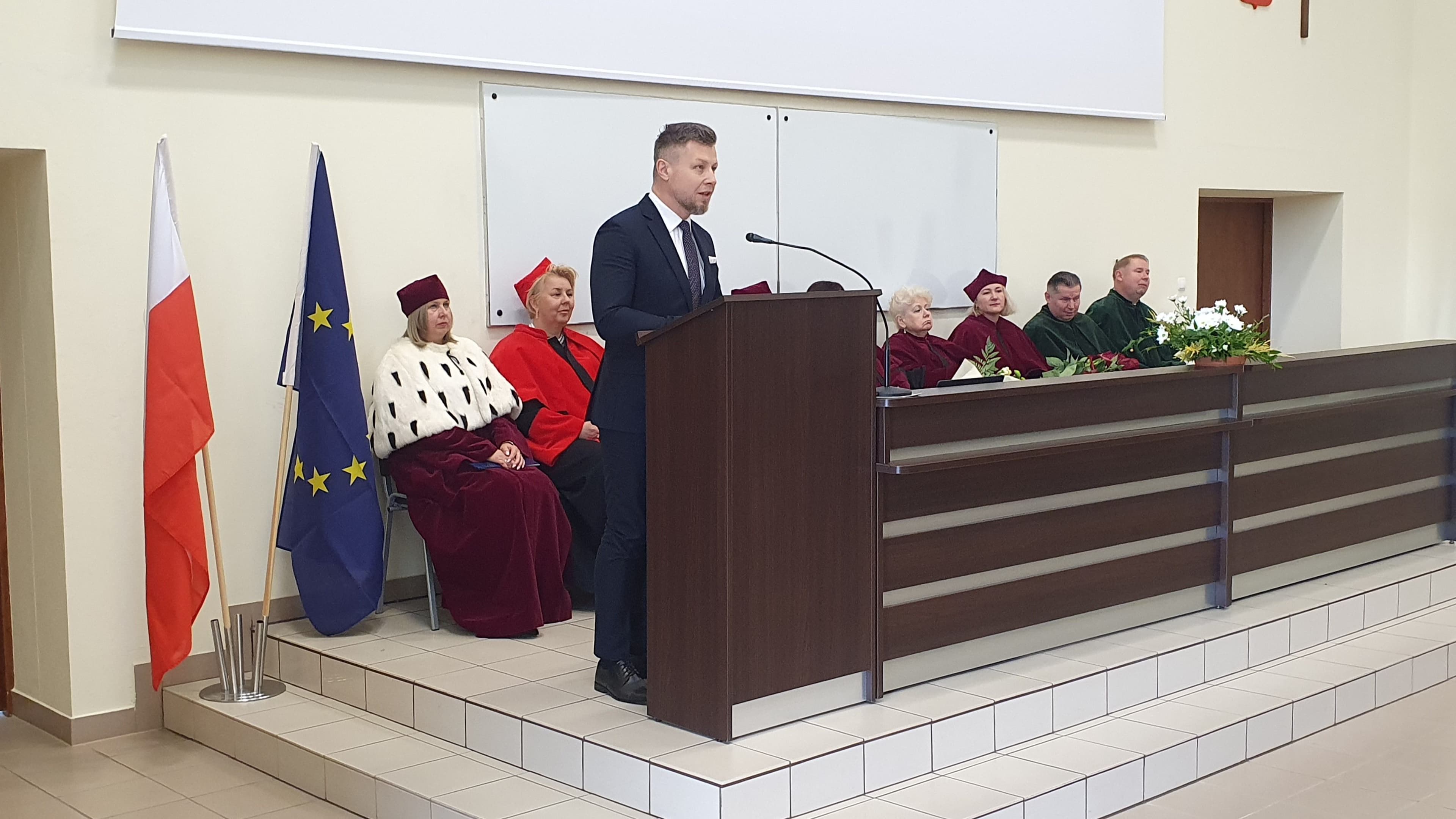 Zdjęcie galerii do artykułu Ćwierć wieku tradycji i rozwoju – 25. Jubileuszowa Inauguracja Roku Akademickiego w Podkarpackiej Szkole Wyższej w Jaśle