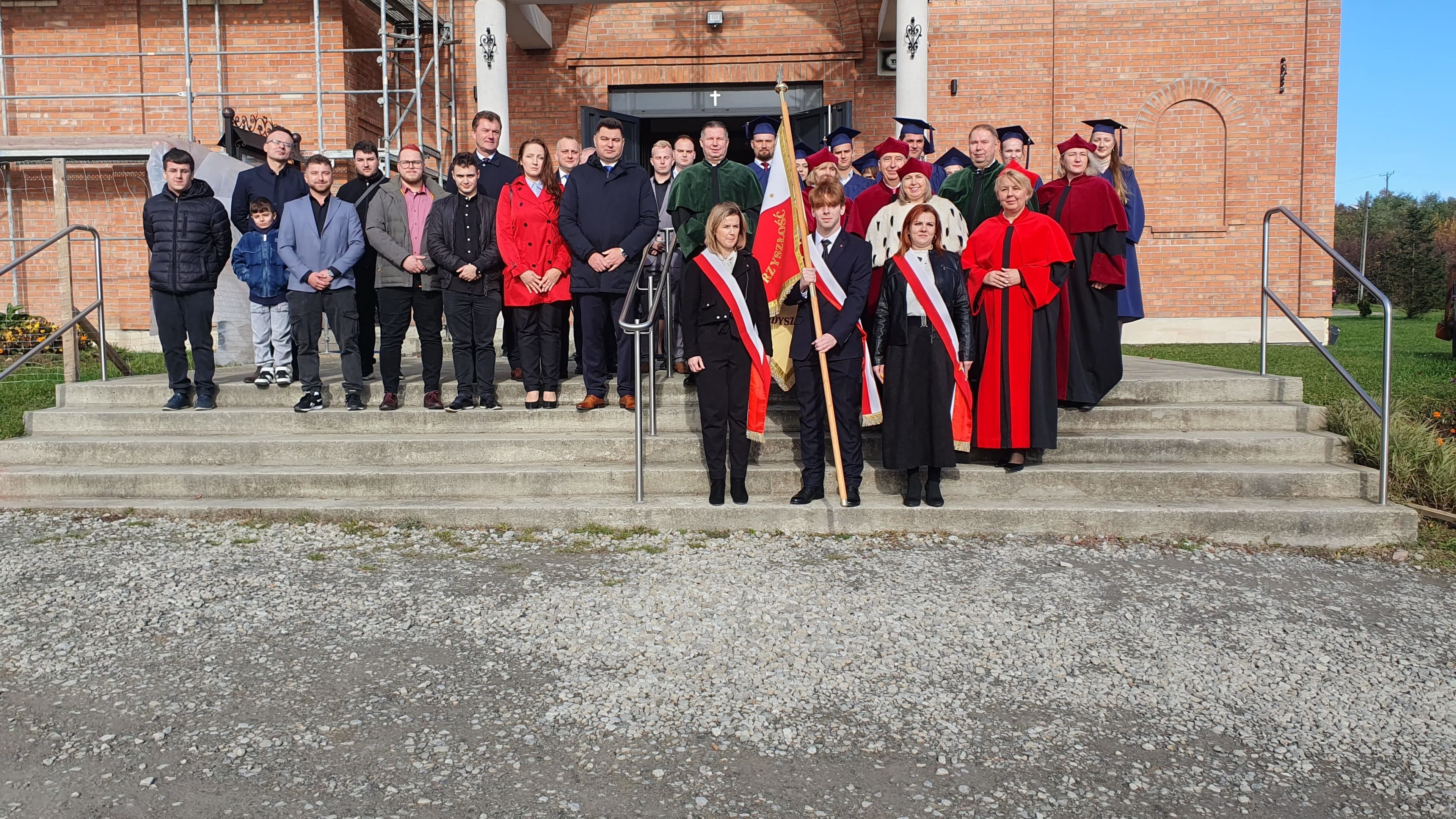 Zdjęcie galerii do artykułu Ćwierć wieku tradycji i rozwoju – 25. Jubileuszowa Inauguracja Roku Akademickiego w Podkarpackiej Szkole Wyższej w Jaśle