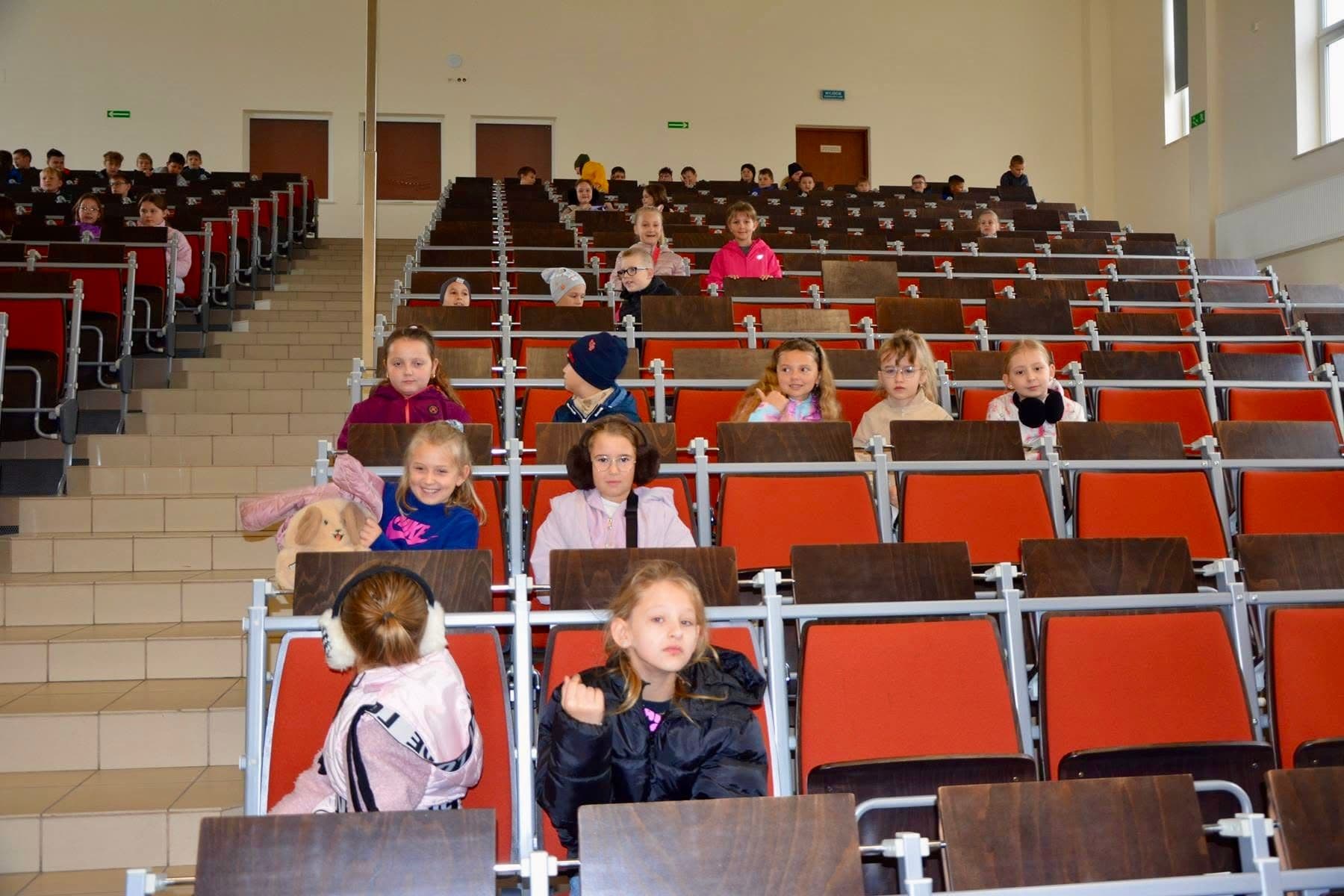 Zdjęcie galerii do artykułu Młodzi studenci w murach PSW – inauguracja 2026/2027 „Akademii Małych Odkrywców”