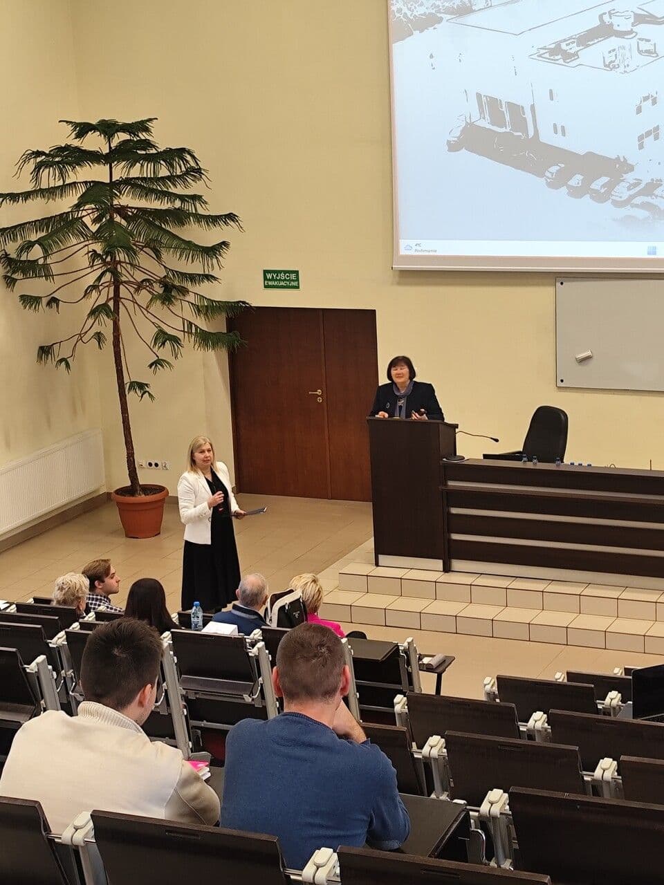 Zdjęcie galerii do artykułu Podsumowanie Międzynarodowej Konferencji Naukowej „Wyzwania społeczno-gospodarcze dla Polski w XXI wieku”
