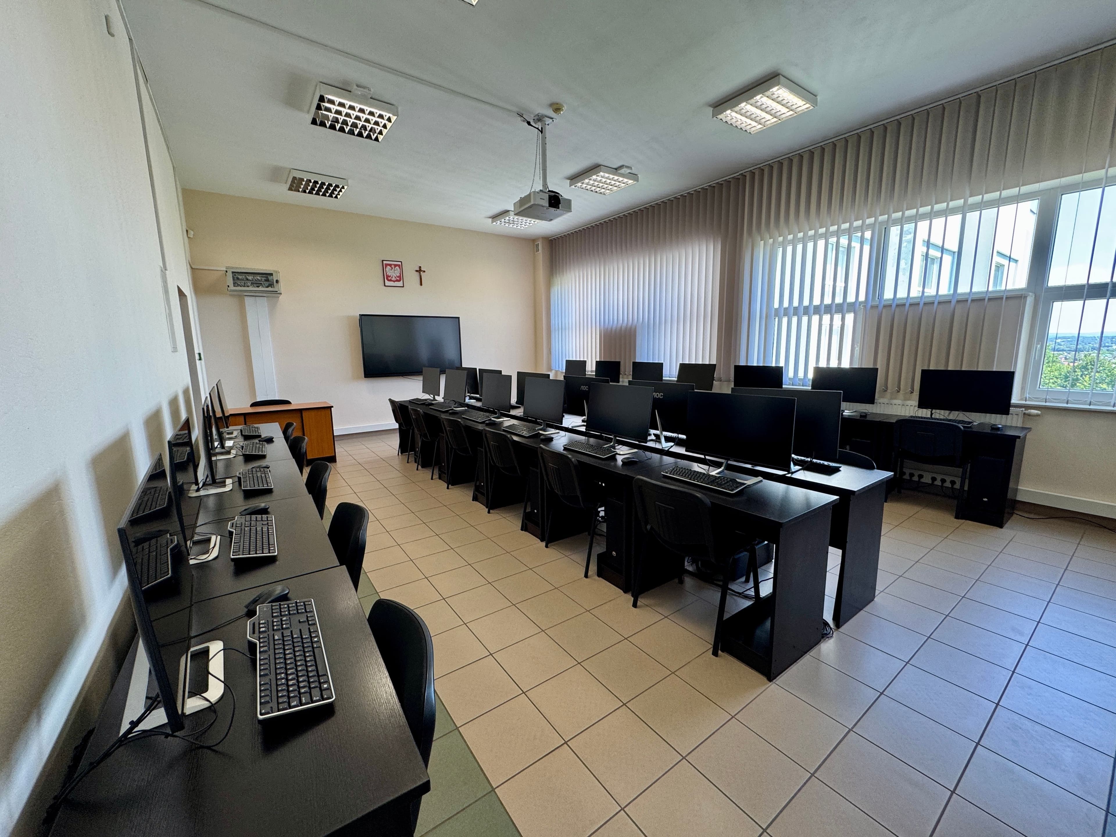 Zdjęcie galerii do artykułu Pracowania komputerowa 1