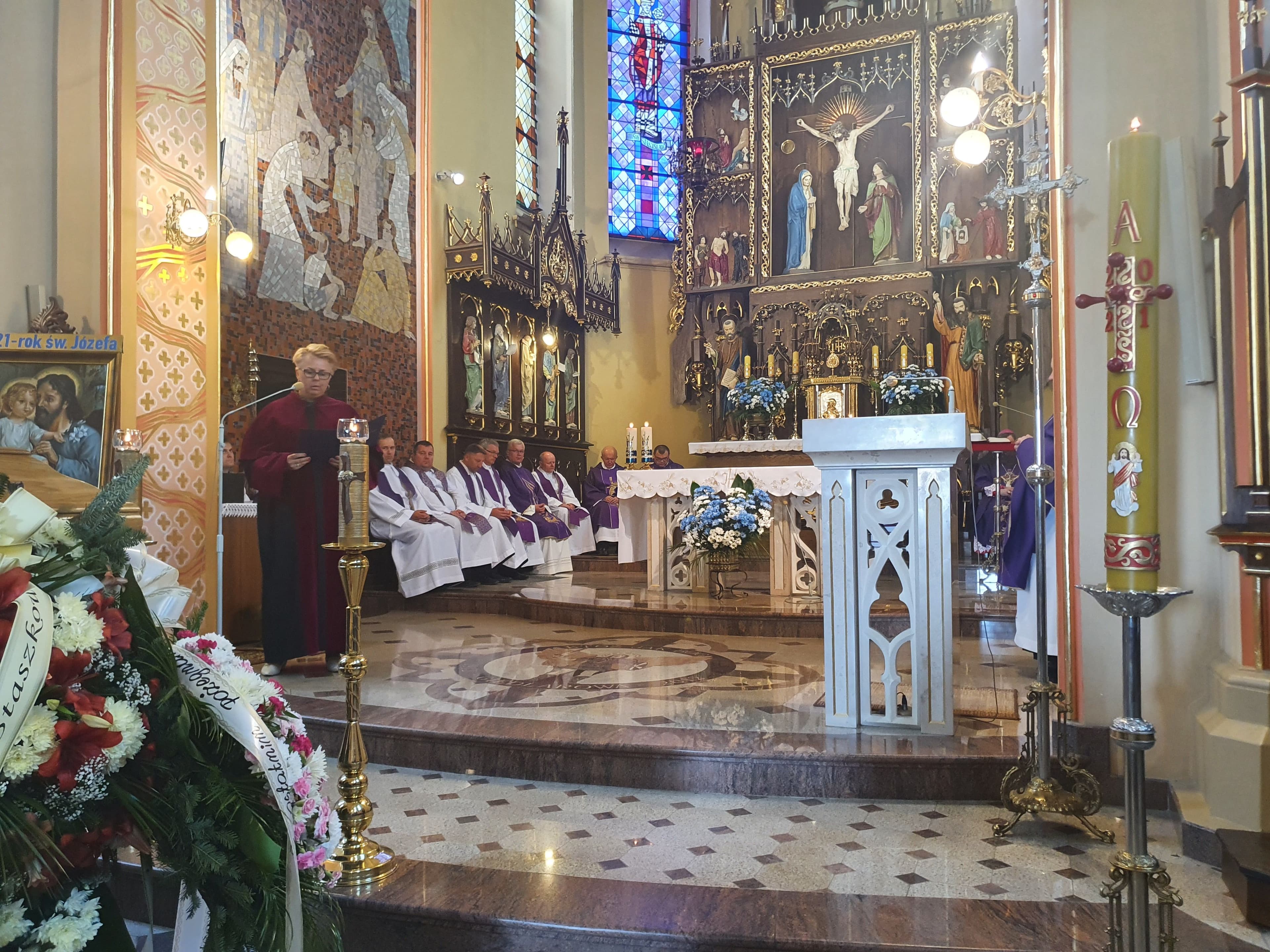 Zdjęcie galerii do artykułu Uroczystość pogrzebowa prof. nadzw. dr. inż. Stanisława Polańskiego, Rektora Podkarpackiej Szkoły Wyższej im. bł. ks. Władysława Findysza w Jaśle