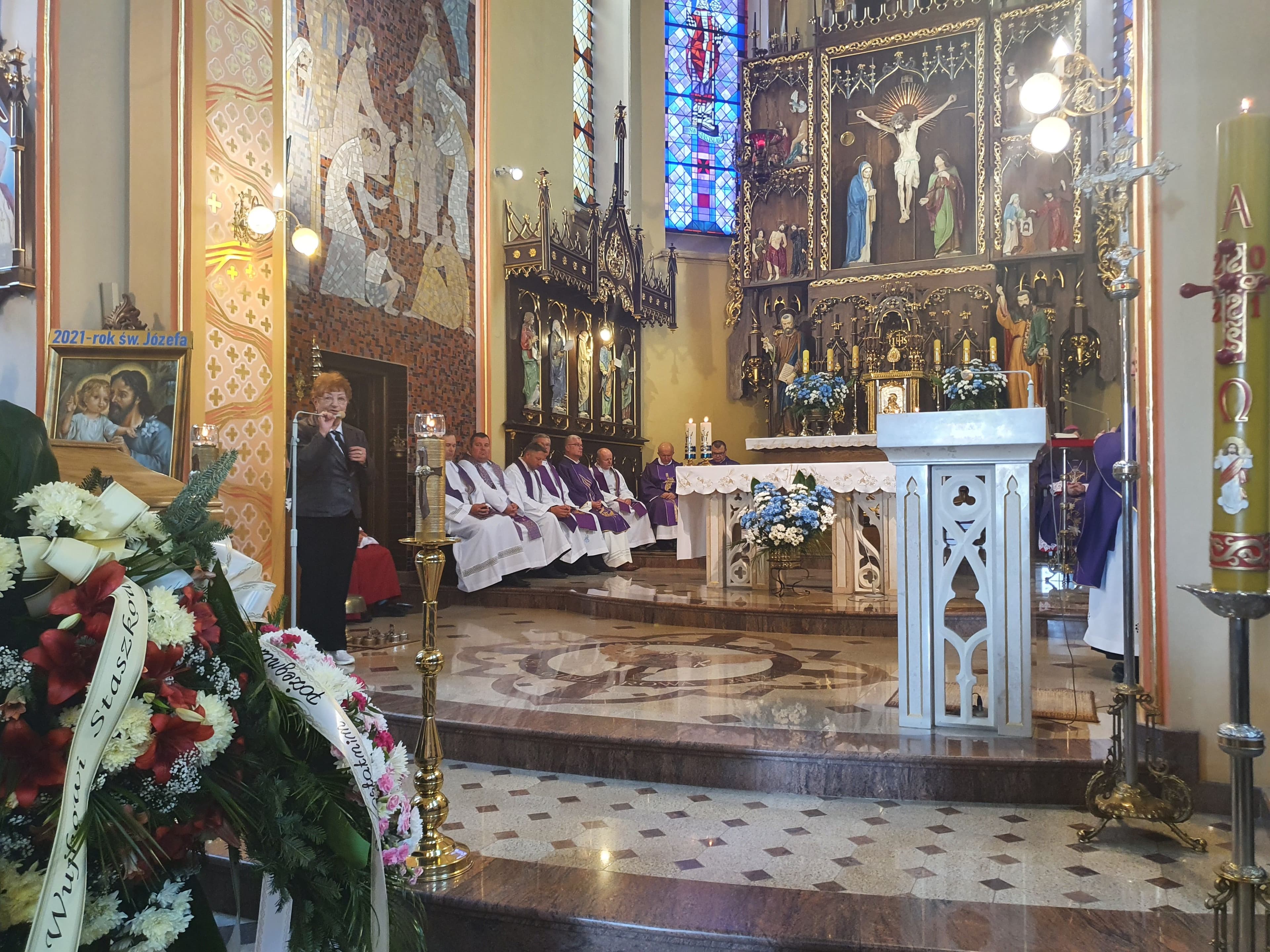 Zdjęcie galerii do artykułu Uroczystość pogrzebowa prof. nadzw. dr. inż. Stanisława Polańskiego, Rektora Podkarpackiej Szkoły Wyższej im. bł. ks. Władysława Findysza w Jaśle