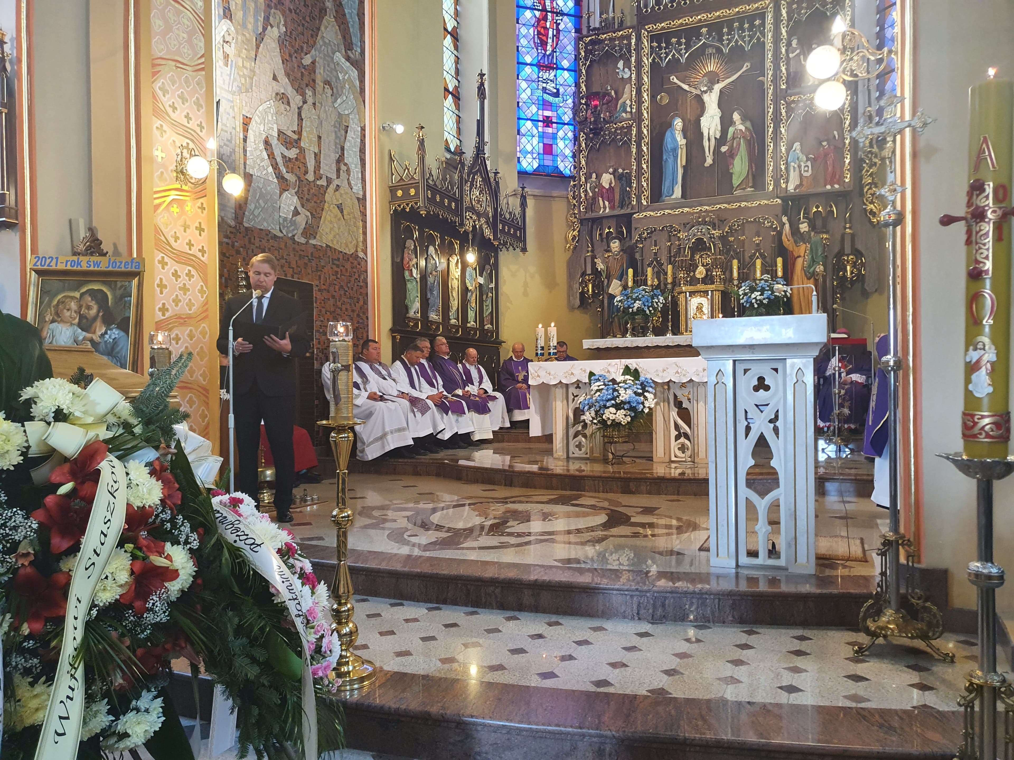 Zdjęcie galerii do artykułu Uroczystość pogrzebowa prof. nadzw. dr. inż. Stanisława Polańskiego, Rektora Podkarpackiej Szkoły Wyższej im. bł. ks. Władysława Findysza w Jaśle