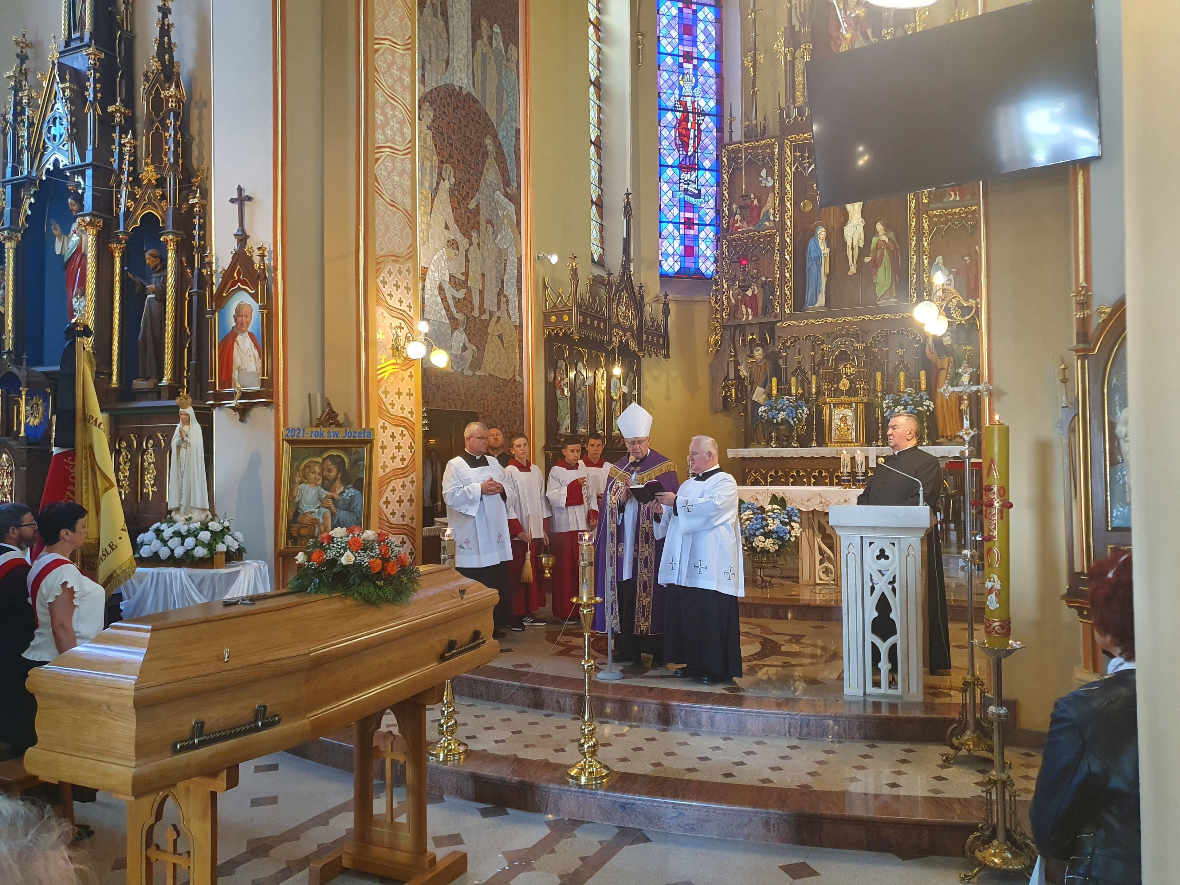Zdjęcie galerii do artykułu Uroczystość pogrzebowa prof. nadzw. dr. inż. Stanisława Polańskiego, Rektora Podkarpackiej Szkoły Wyższej im. bł. ks. Władysława Findysza w Jaśle