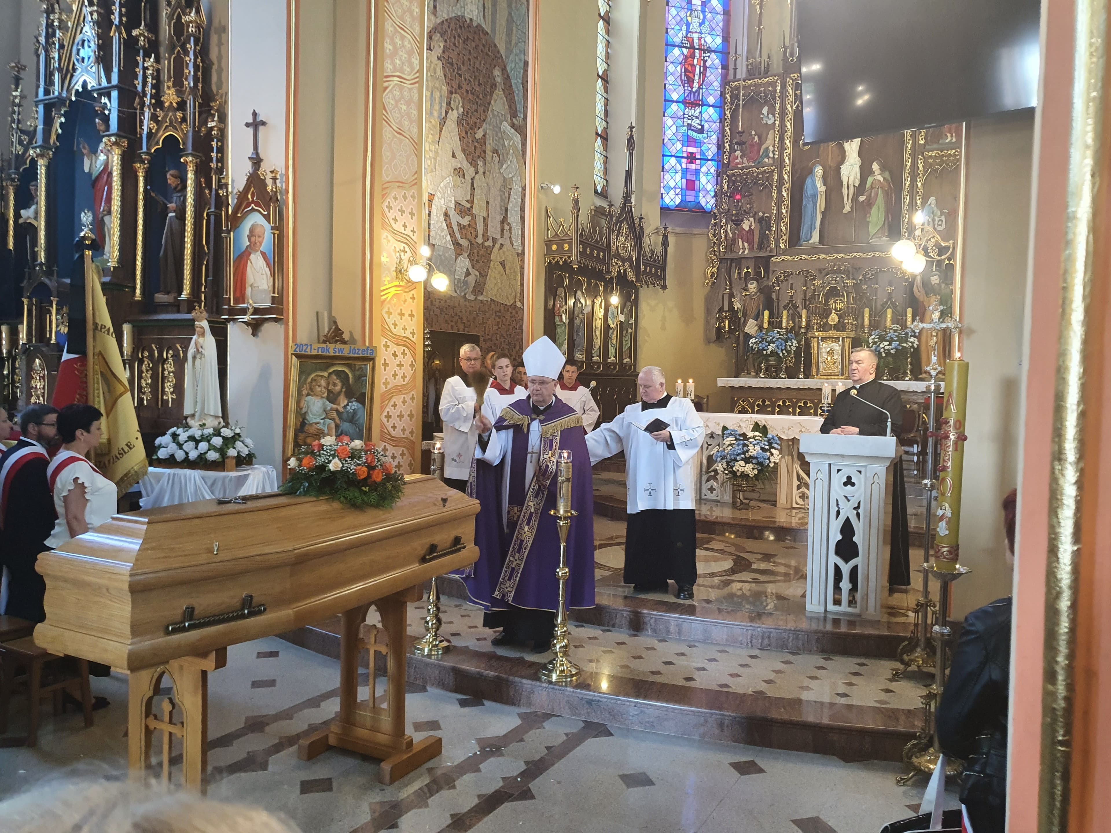 Zdjęcie galerii do artykułu Uroczystość pogrzebowa prof. nadzw. dr. inż. Stanisława Polańskiego, Rektora Podkarpackiej Szkoły Wyższej im. bł. ks. Władysława Findysza w Jaśle