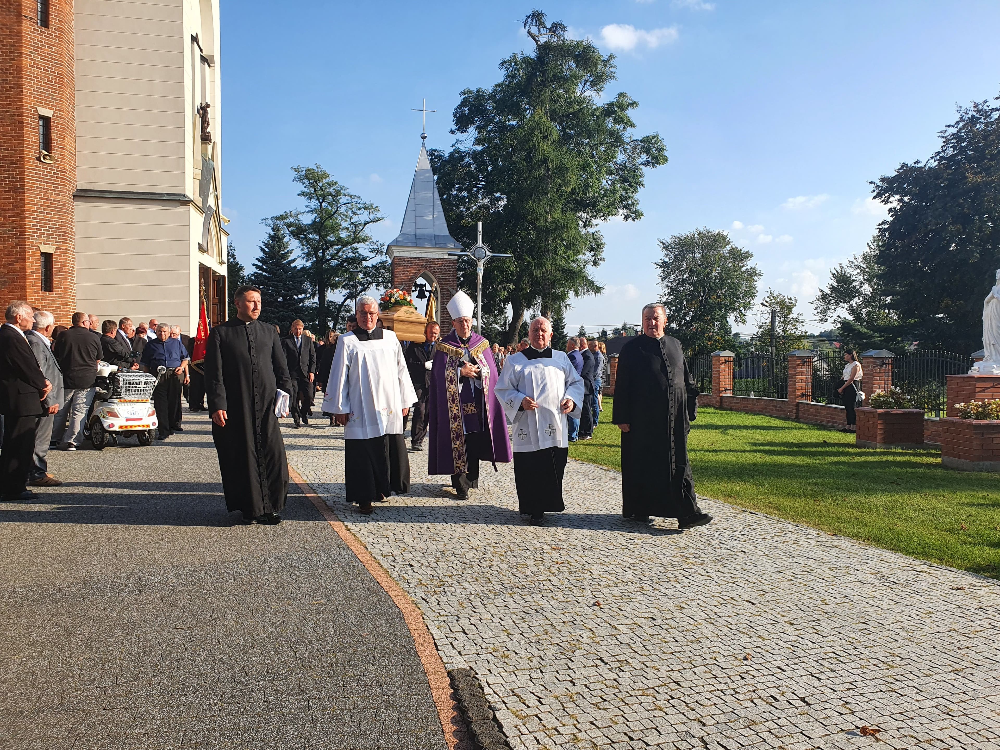 Zdjęcie galerii do artykułu Uroczystość pogrzebowa prof. nadzw. dr. inż. Stanisława Polańskiego, Rektora Podkarpackiej Szkoły Wyższej im. bł. ks. Władysława Findysza w Jaśle
