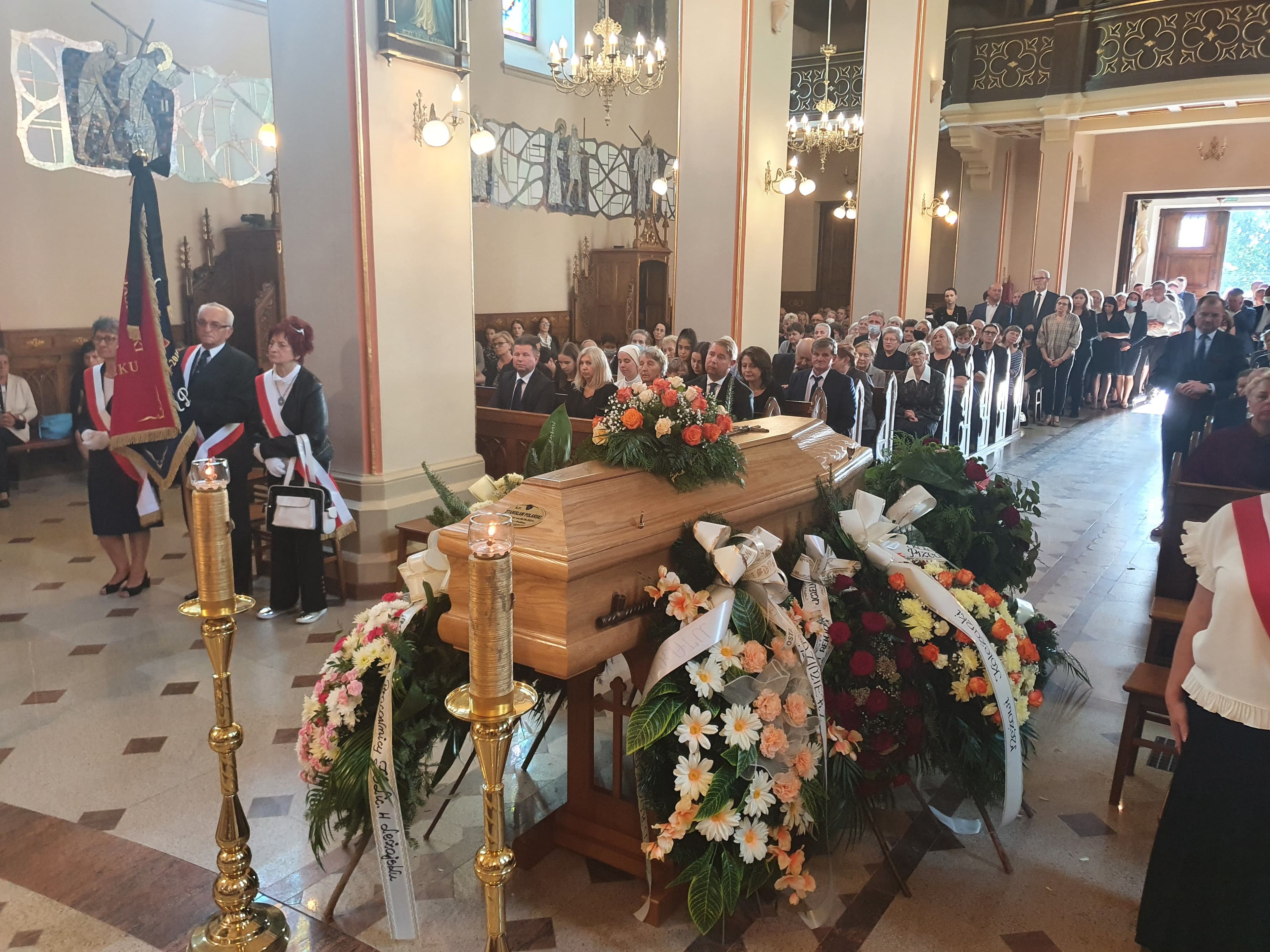 Zdjęcie galerii do artykułu Uroczystość pogrzebowa prof. nadzw. dr. inż. Stanisława Polańskiego, Rektora Podkarpackiej Szkoły Wyższej im. bł. ks. Władysława Findysza w Jaśle