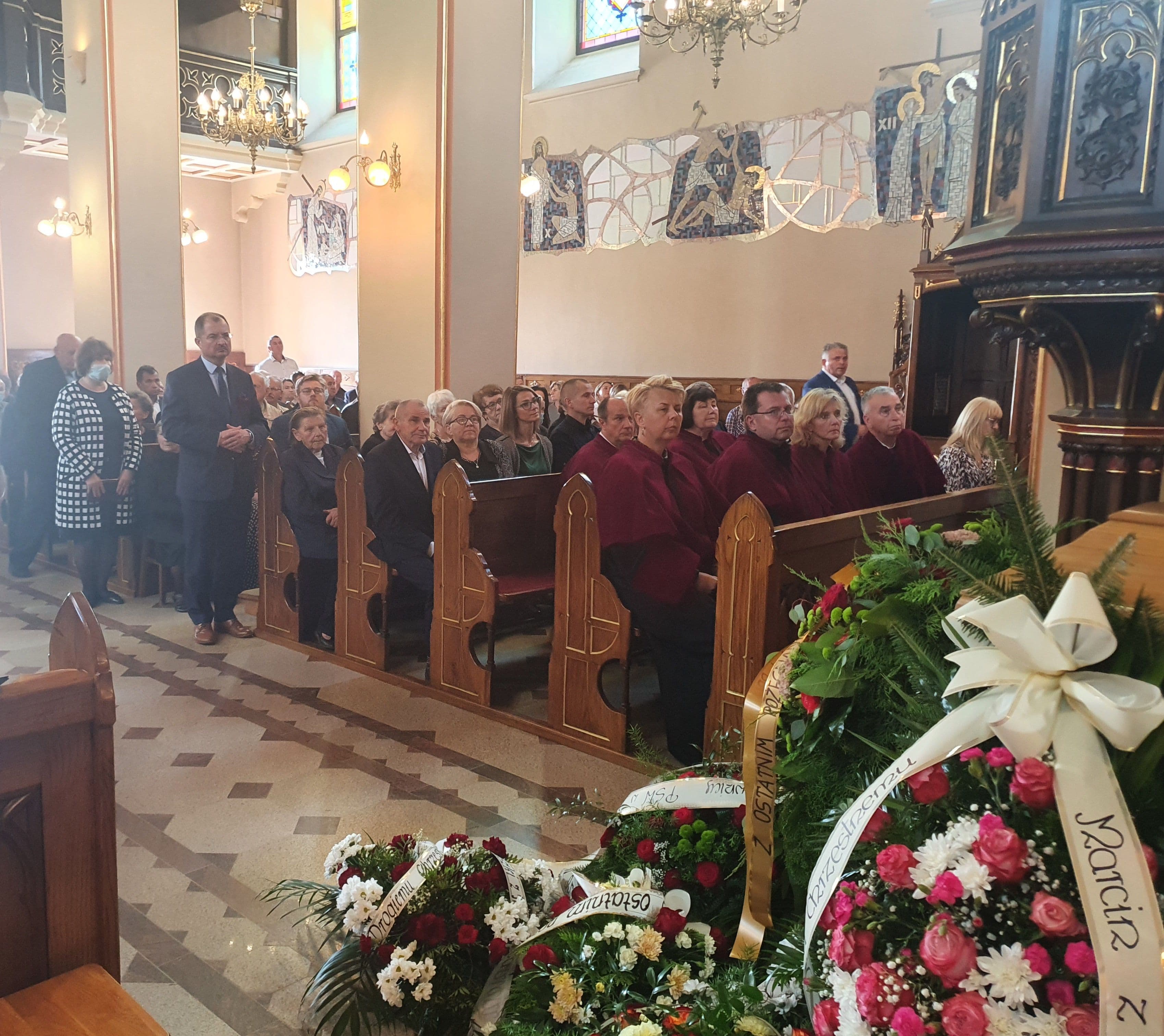 Zdjęcie galerii do artykułu Uroczystość pogrzebowa prof. nadzw. dr. inż. Stanisława Polańskiego, Rektora Podkarpackiej Szkoły Wyższej im. bł. ks. Władysława Findysza w Jaśle