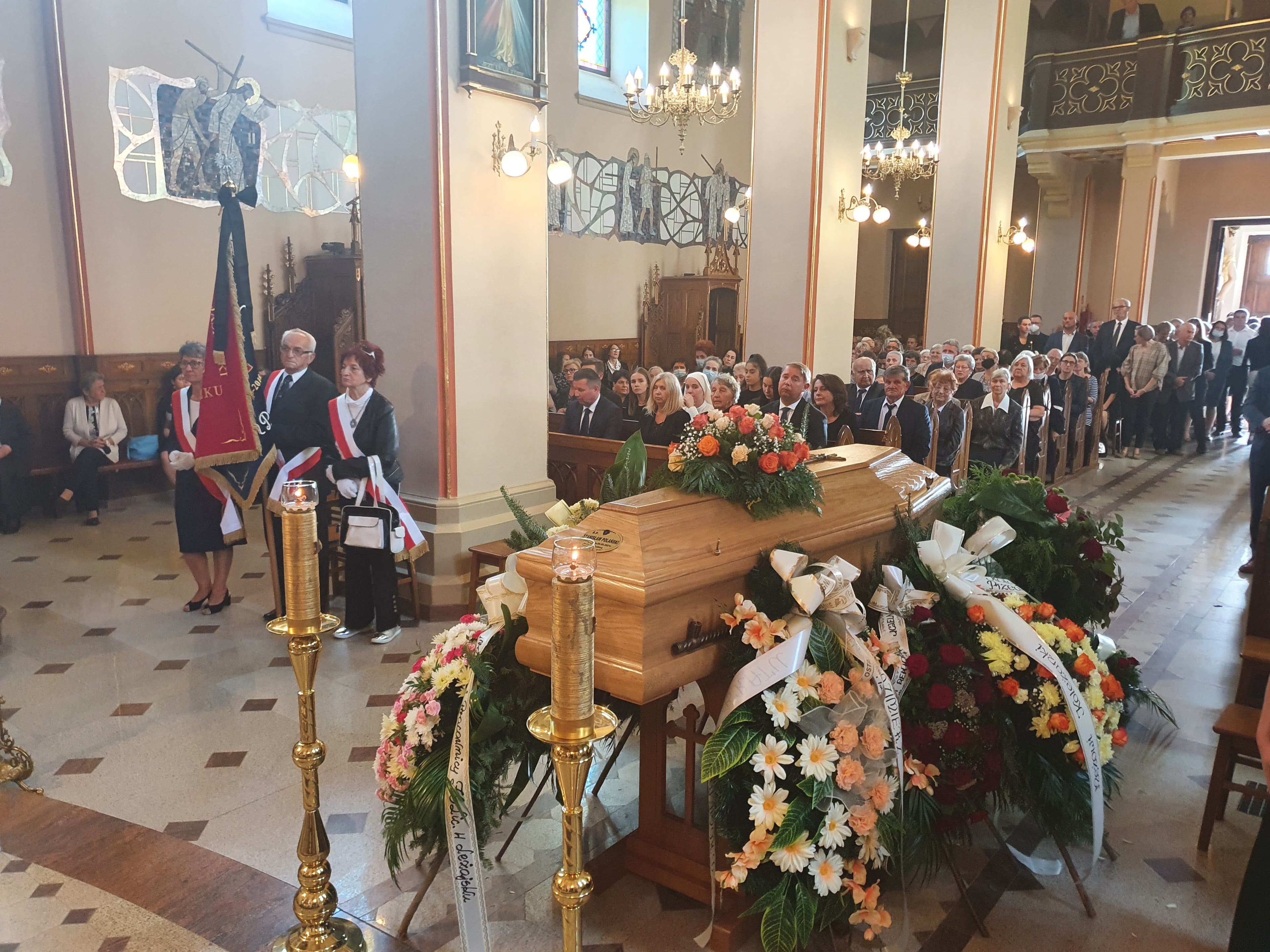 Zdjęcie galerii do artykułu Uroczystość pogrzebowa prof. nadzw. dr. inż. Stanisława Polańskiego, Rektora Podkarpackiej Szkoły Wyższej im. bł. ks. Władysława Findysza w Jaśle