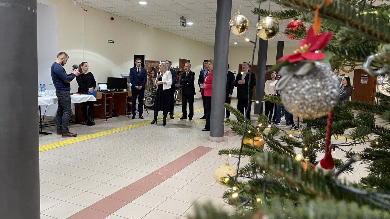Zdjęcie galerii do artykułu Wspólne ubieranie choinki 2023