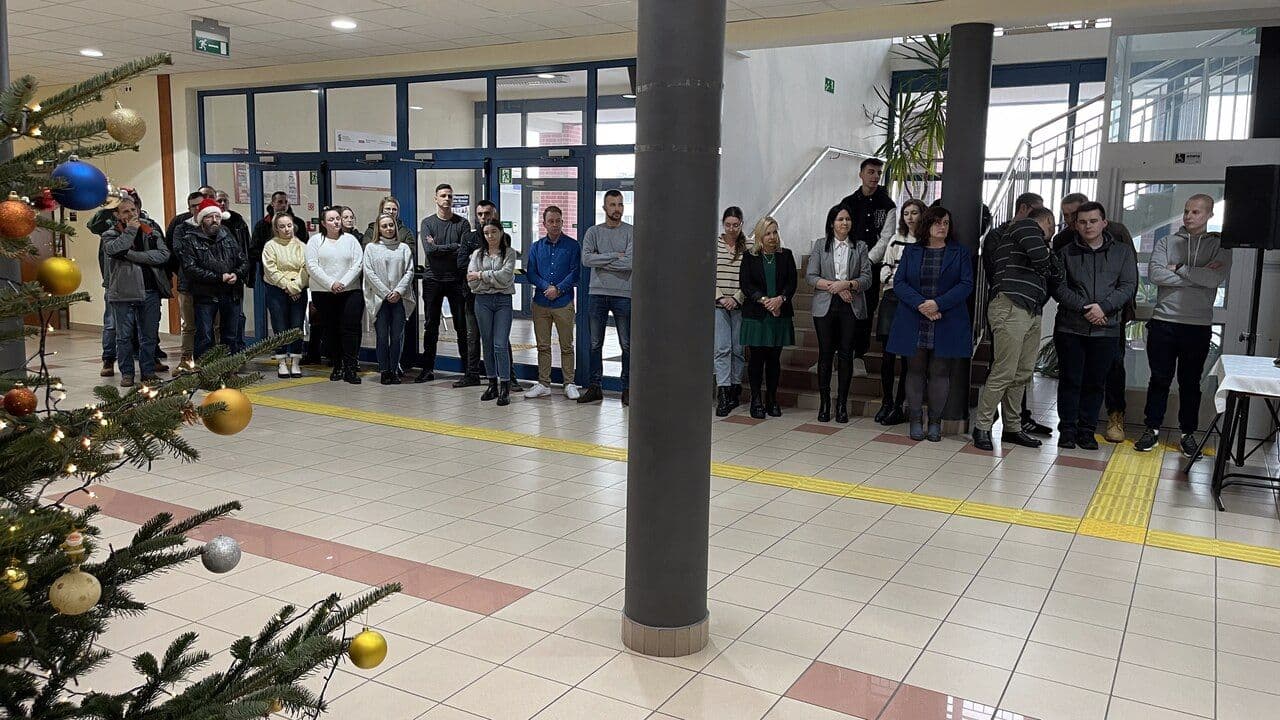 Zdjęcie galerii do artykułu Wspólne ubieranie choinki 2023