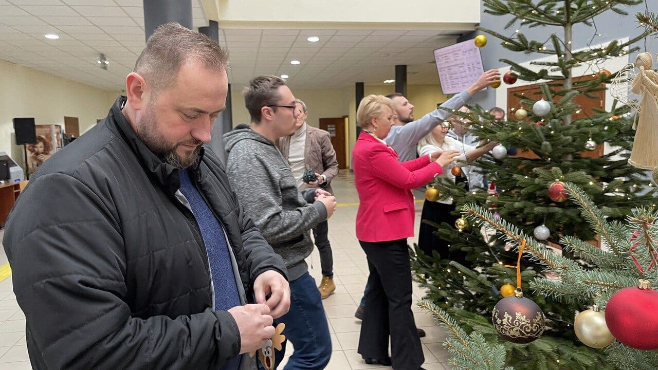 Zdjęcie galerii do artykułu Wspólne ubieranie choinki 2023