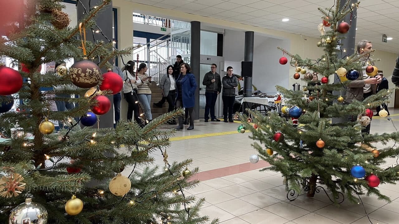 Zdjęcie galerii do artykułu Wspólne ubieranie choinki 2023