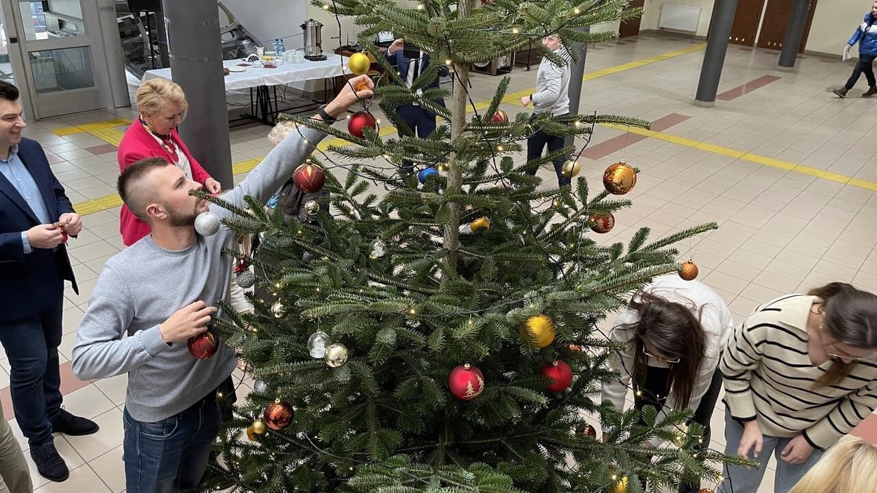 Zdjęcie galerii do artykułu Wspólne ubieranie choinki 2023
