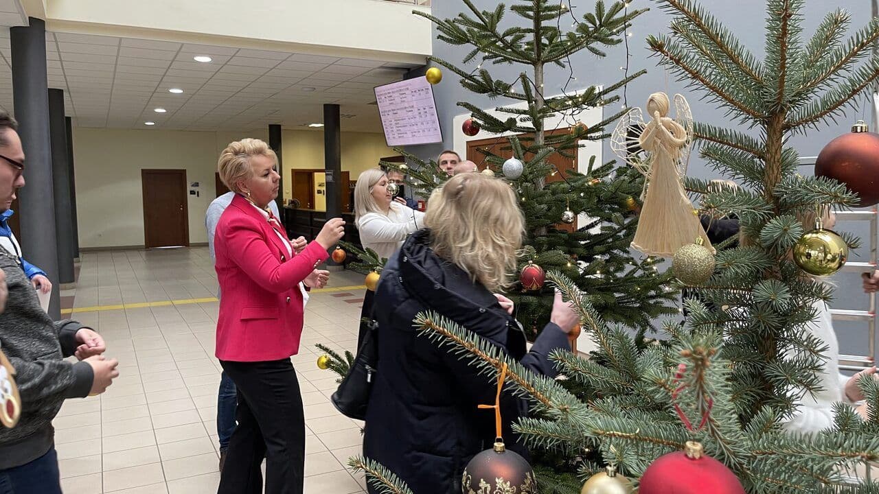 Zdjęcie galerii do artykułu Wspólne ubieranie choinki 2023