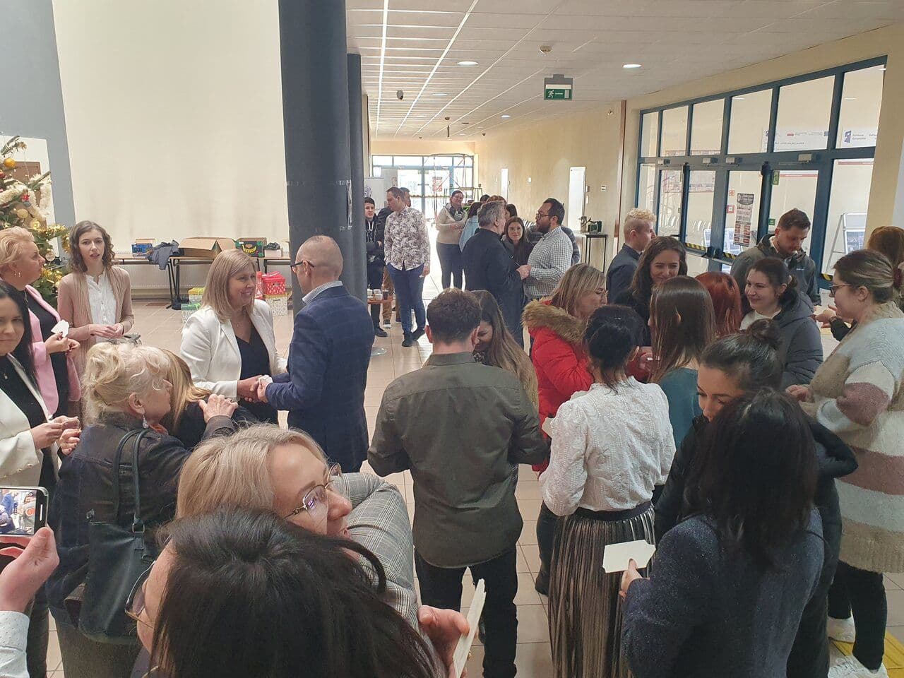 Zdjęcie galerii do artykułu Wspólne ubieranie choinki 2024