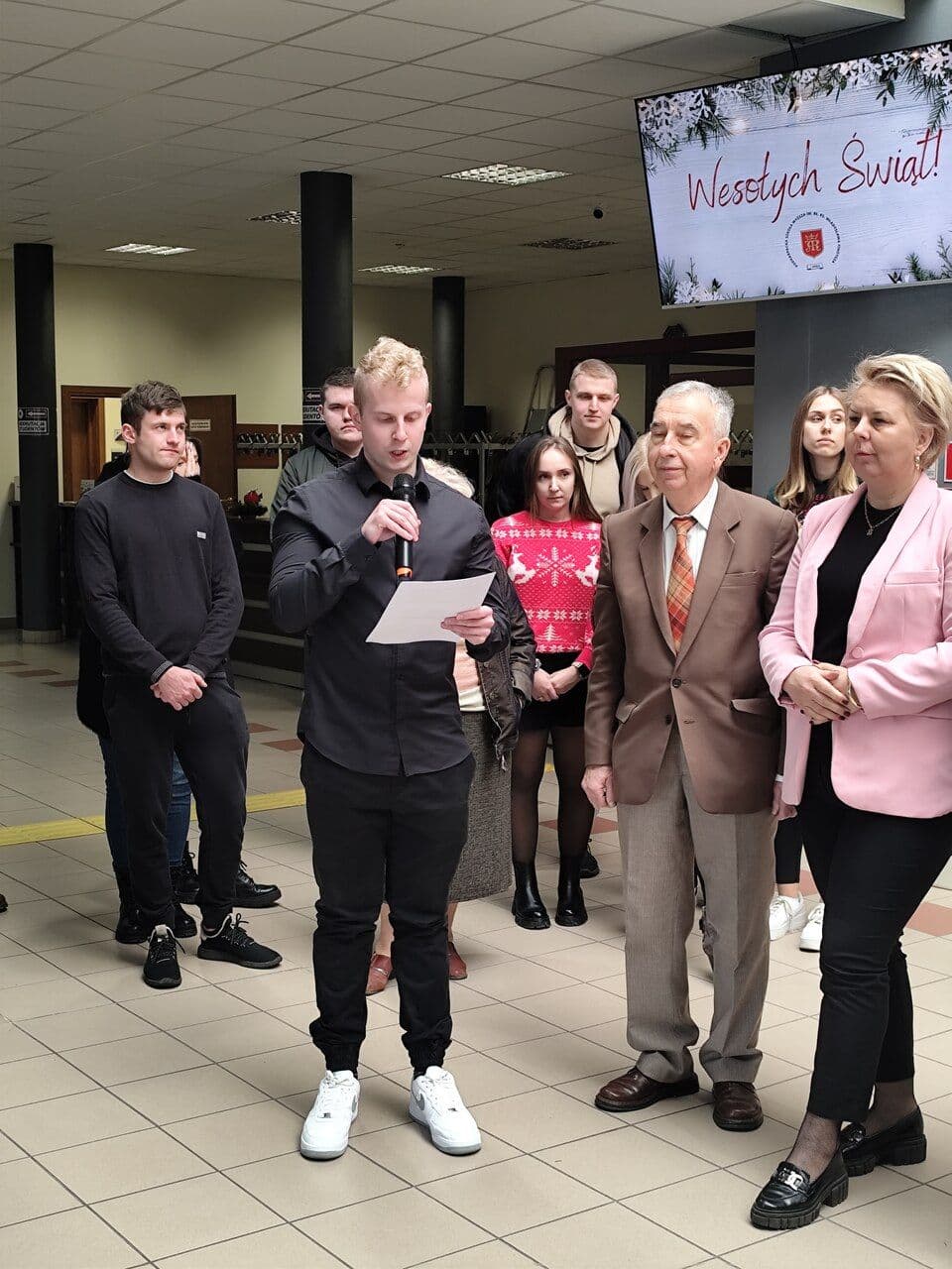 Zdjęcie galerii do artykułu Wspólne ubieranie choinki 2024